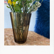 Vase en verre fumé strié
