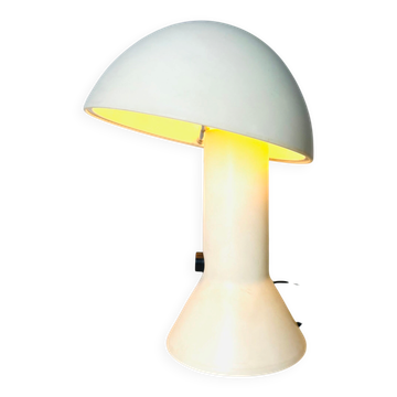 Lampe de table modèle 685 ‘Elmetto’ en ABS blanc par Elio Martinelli pour Martinelli Luce, Italie, années 1970.