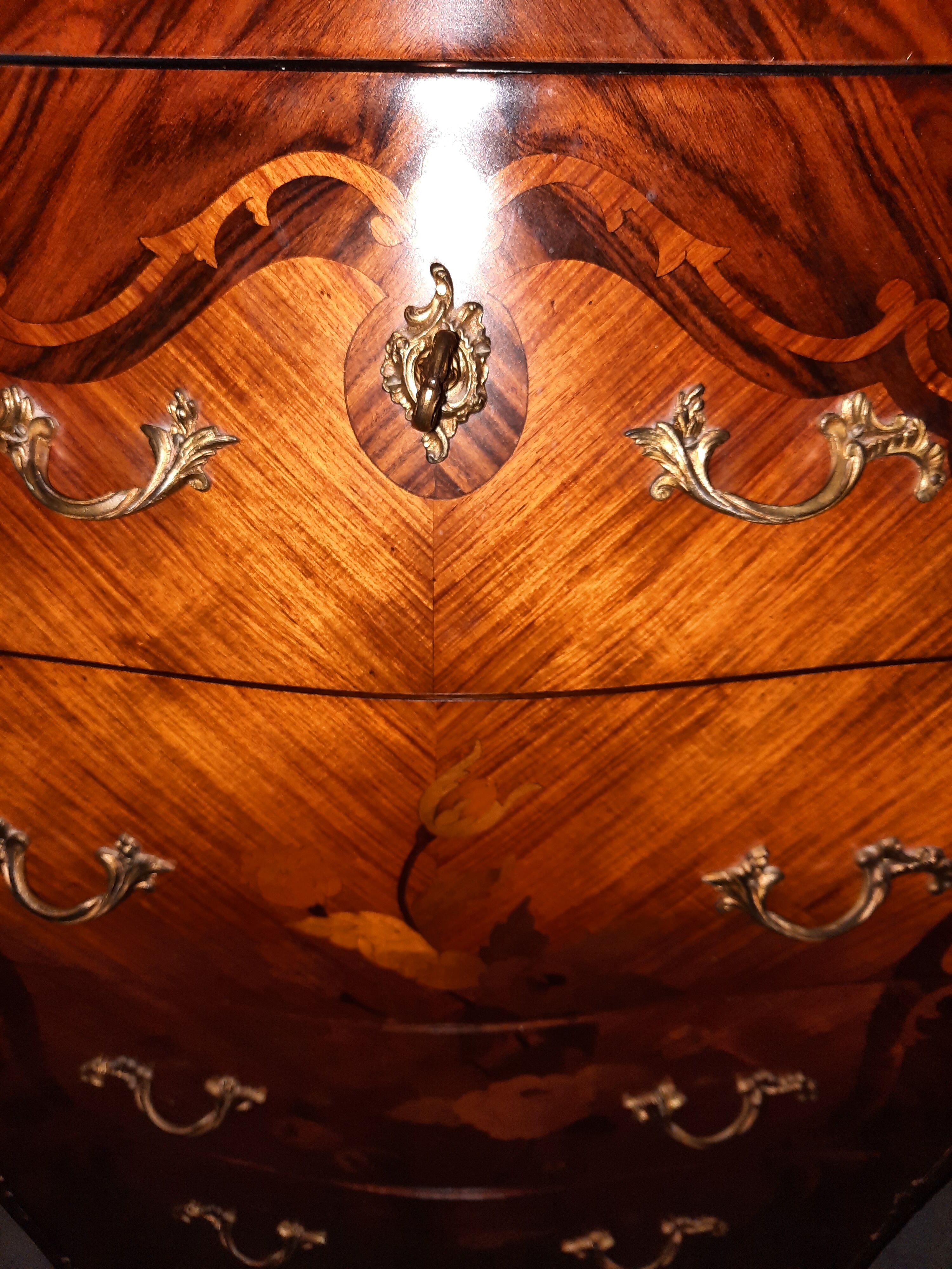 Chiffonnier en marqueterie fleurie de style Louis XV