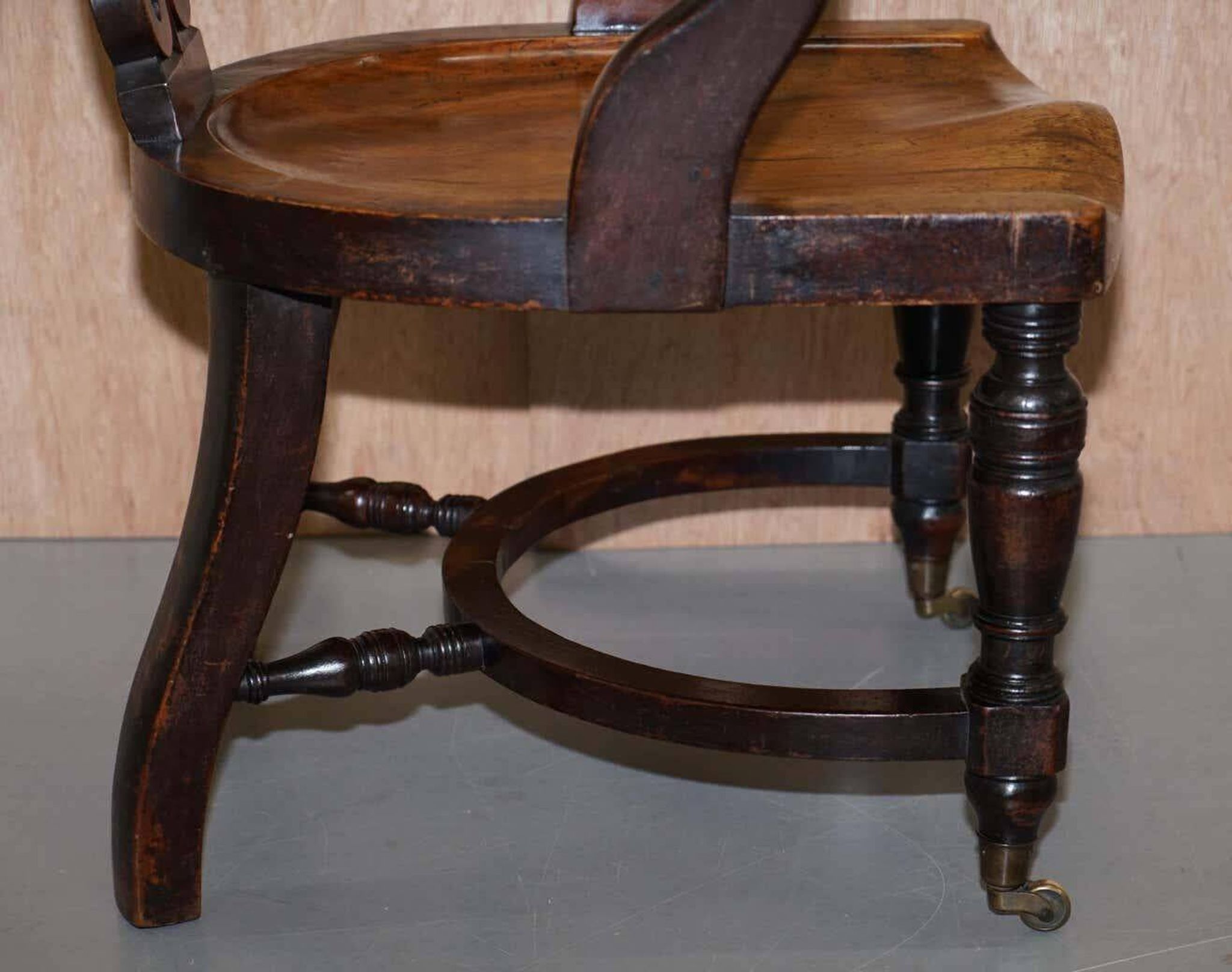 Chaise de capitaine victorienne en noyer d'Eton College