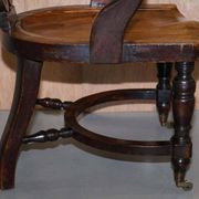 Chaise de capitaine victorienne en noyer d'Eton College