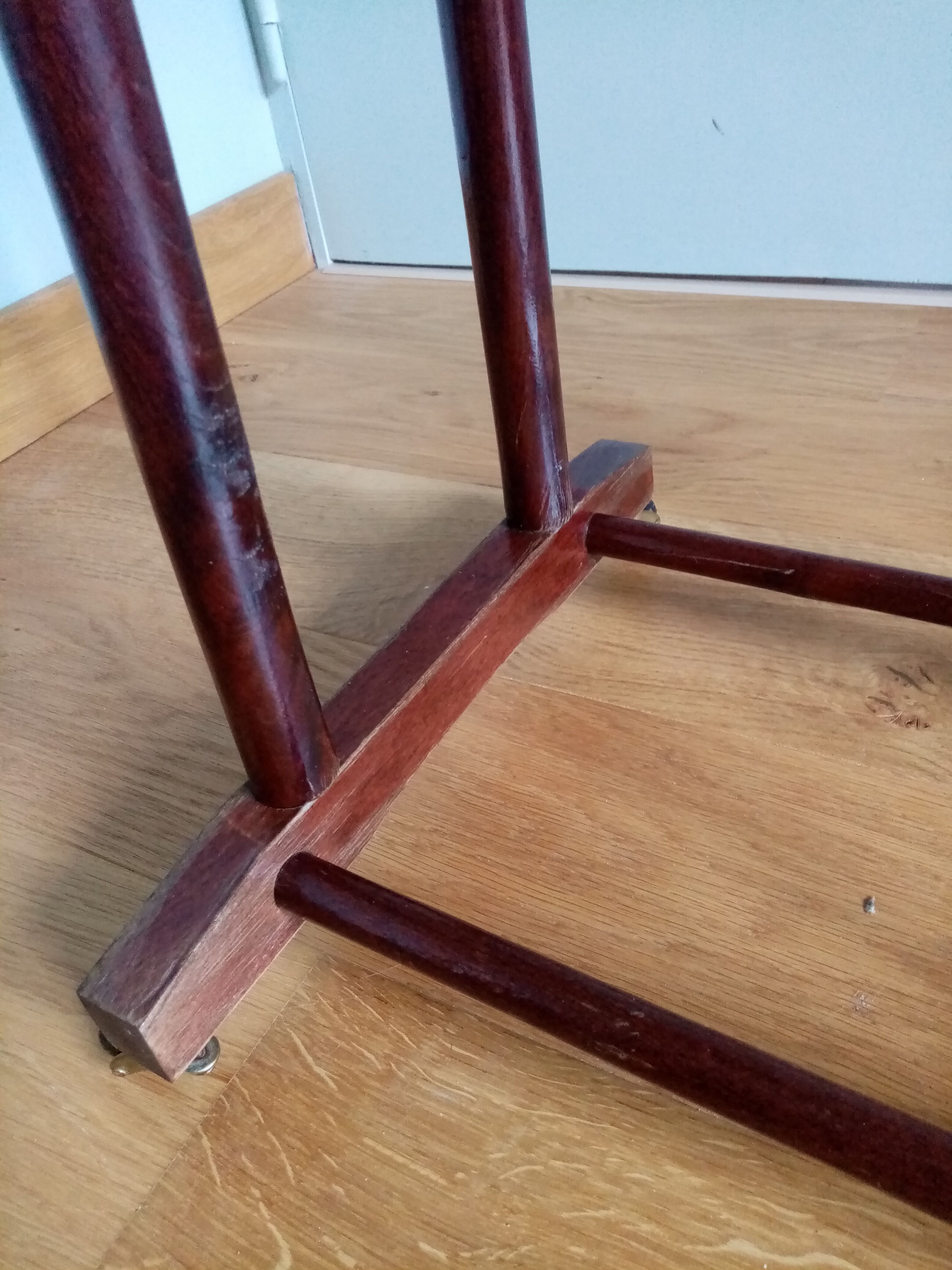 Double-wearing wooden valet for clothing