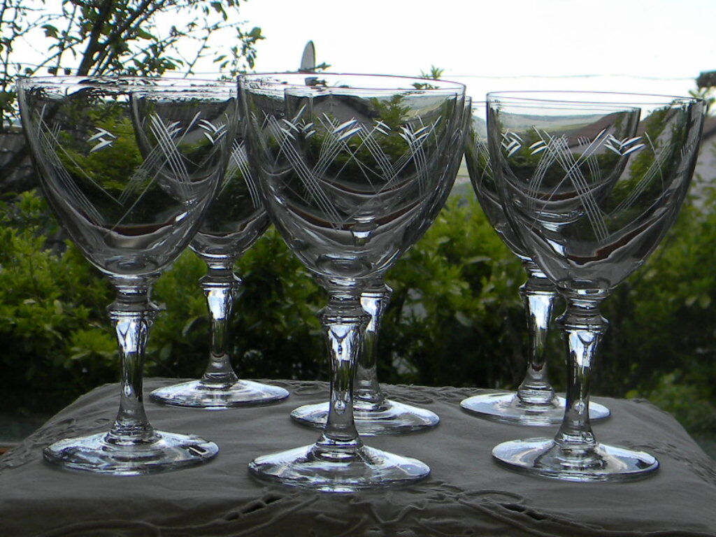 Set of wine glasses engraved glass 1950s.