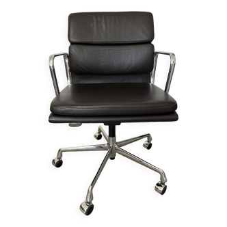 Fauteuil de bureau Soft Pad EA217 cuir par C. & R. Eames par VITRA