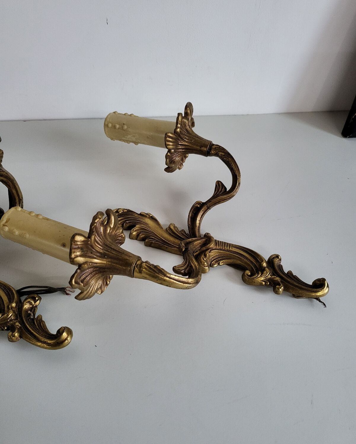 Ancienne paire d'appliques en métal doré style Louis XV - 2 lumières