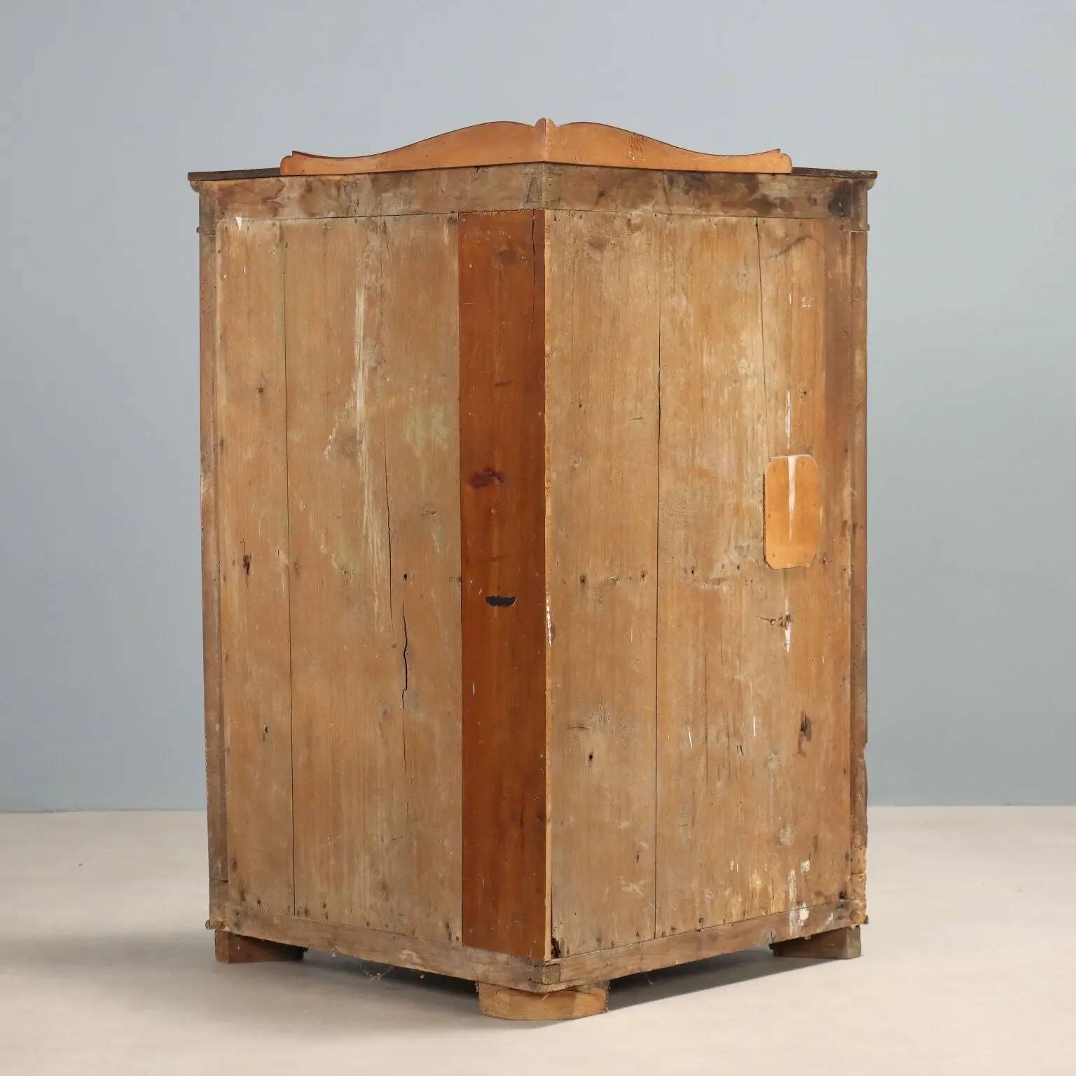 Antique corner cabinet in carved walnut, Italy, 19th century