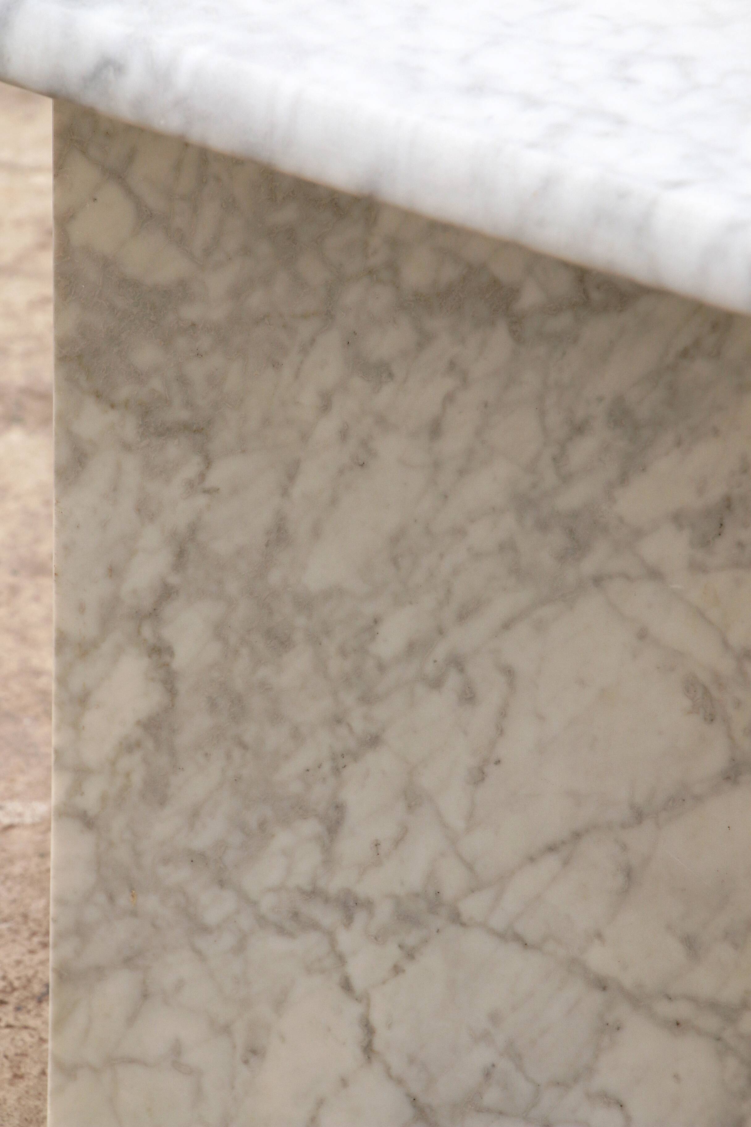 Italian Marble coffee table, timeless design from the 1970s