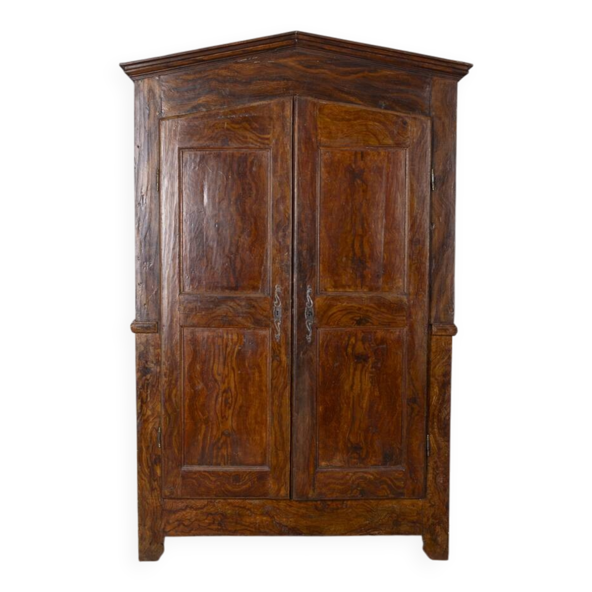 Classic Piedmontese walnut wardrobe from the early 18th century