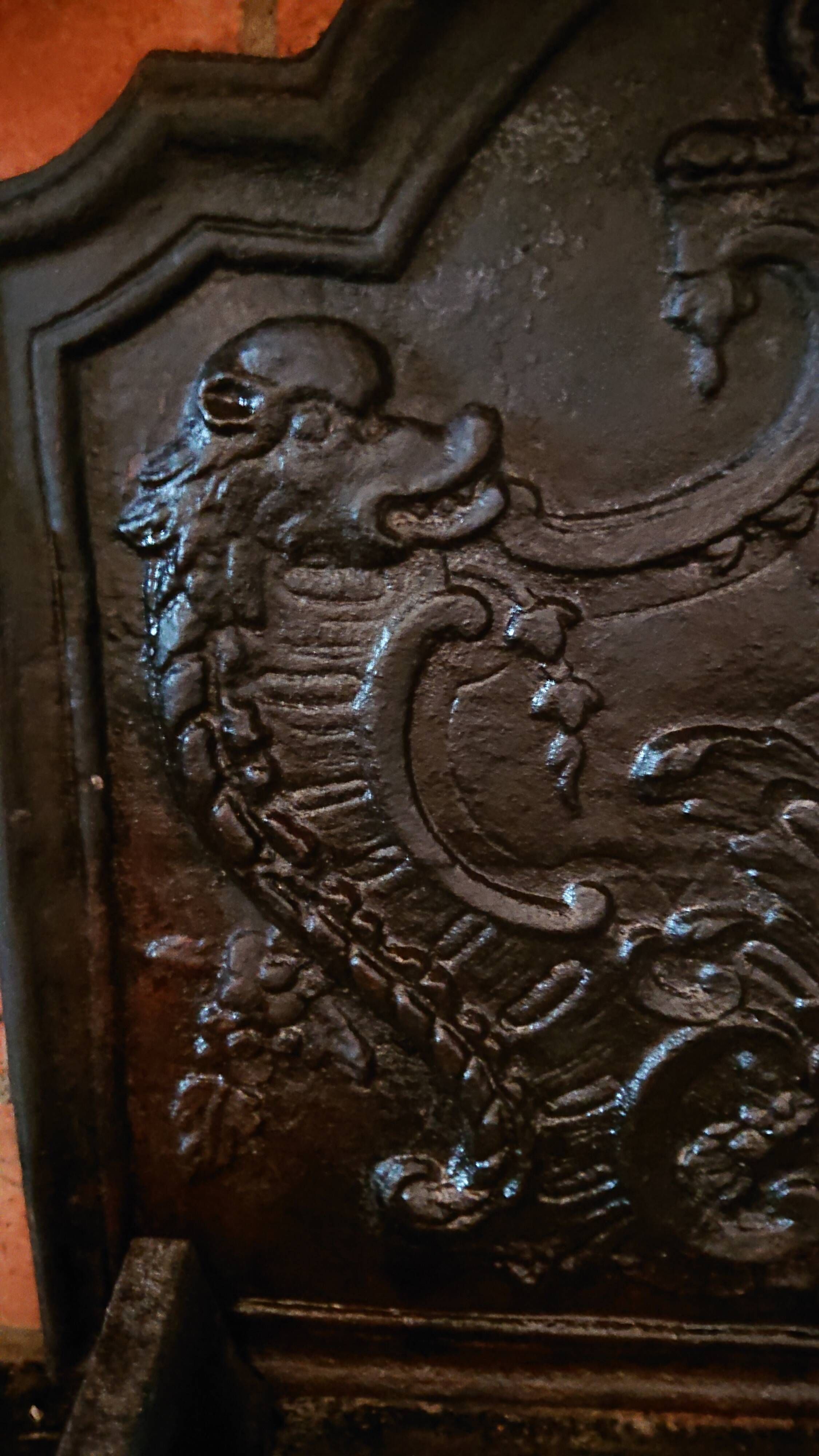 Chenets et plaque en fonte