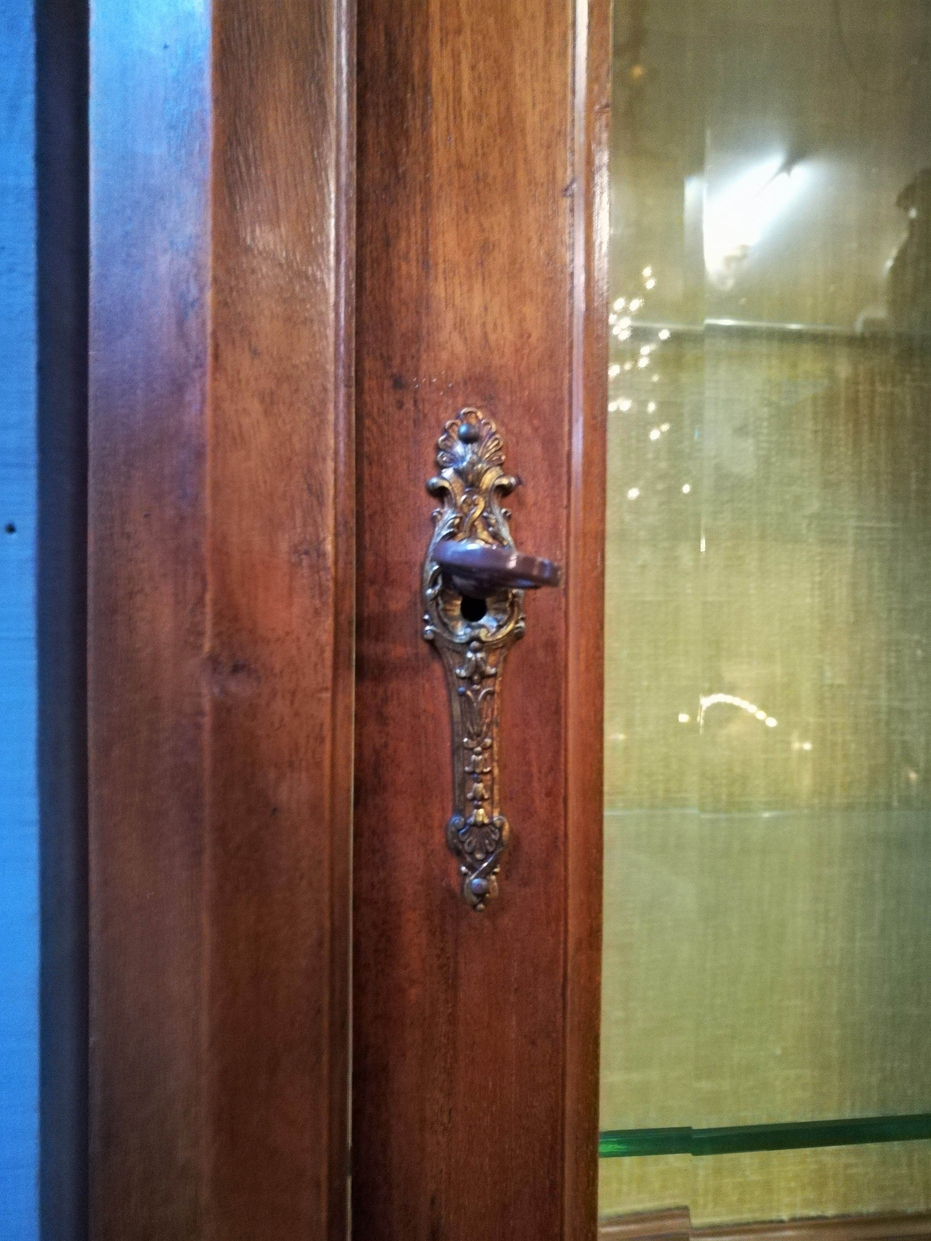 Vitrine en noyer style Louis XVI