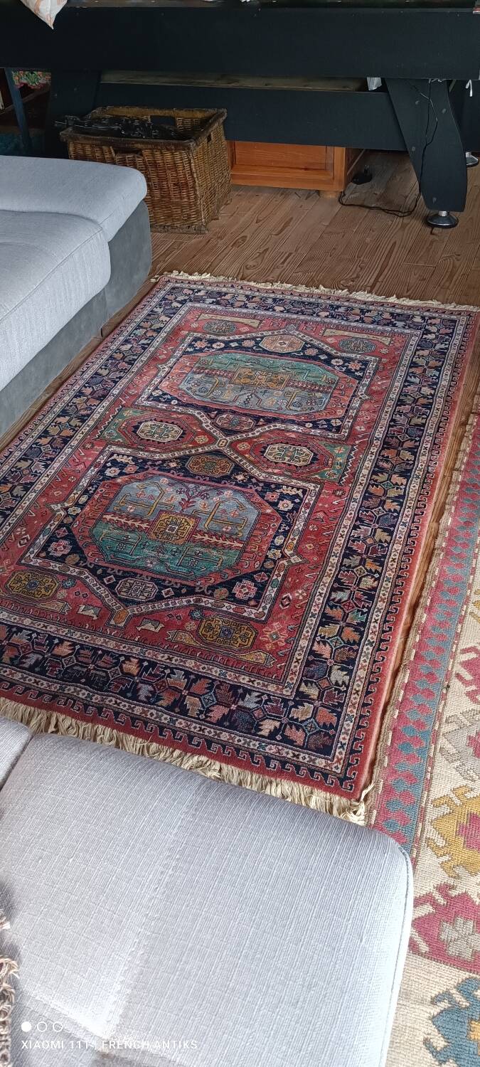 Vintage Iranian Kenareh rug from the 1980s. Handcrafted.