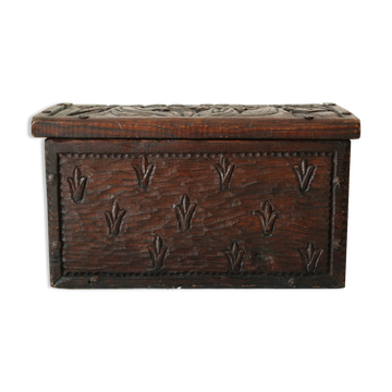 Coffre en bois sculpté bas reliefs artisanal XXème