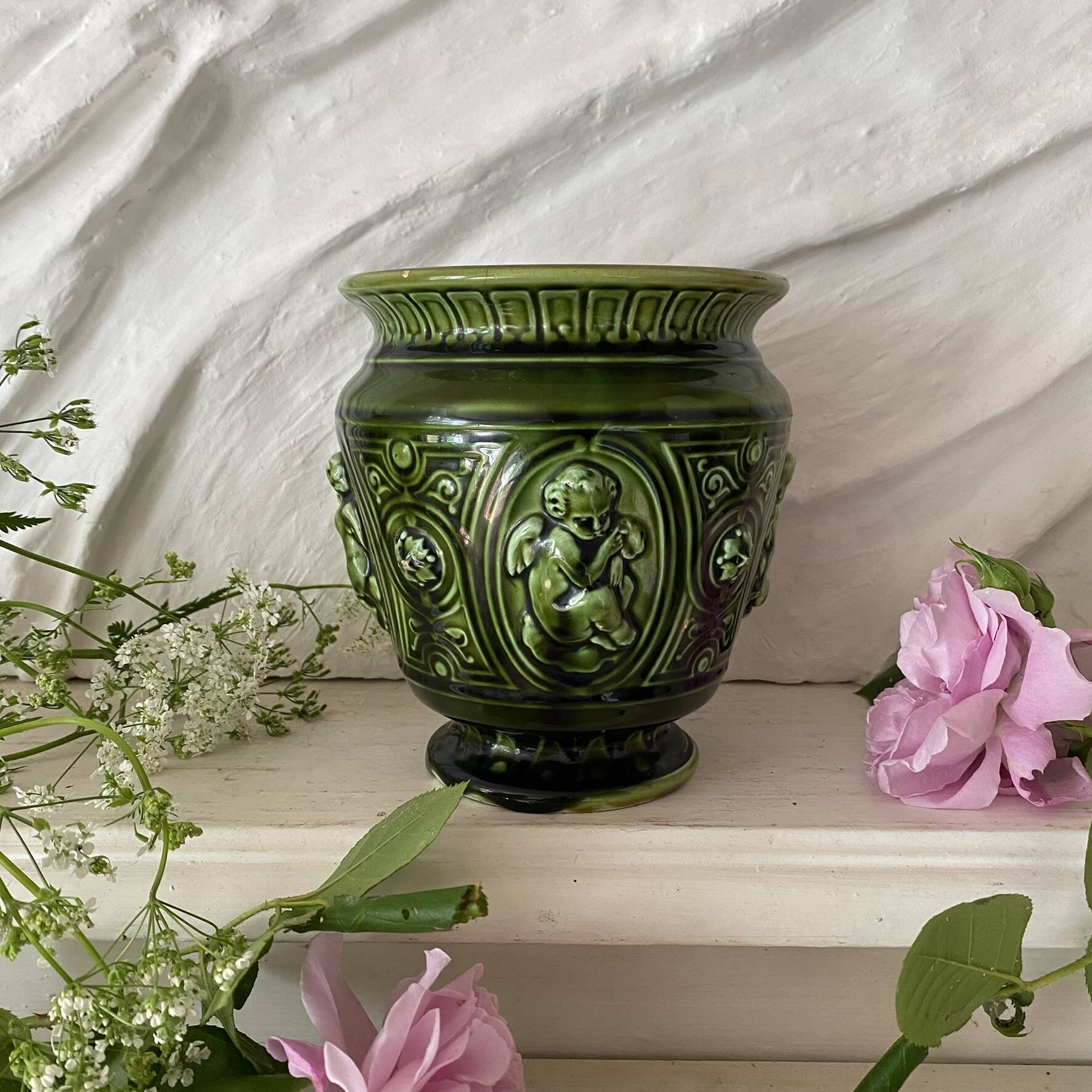 Planter pot in earthenware with cherubs