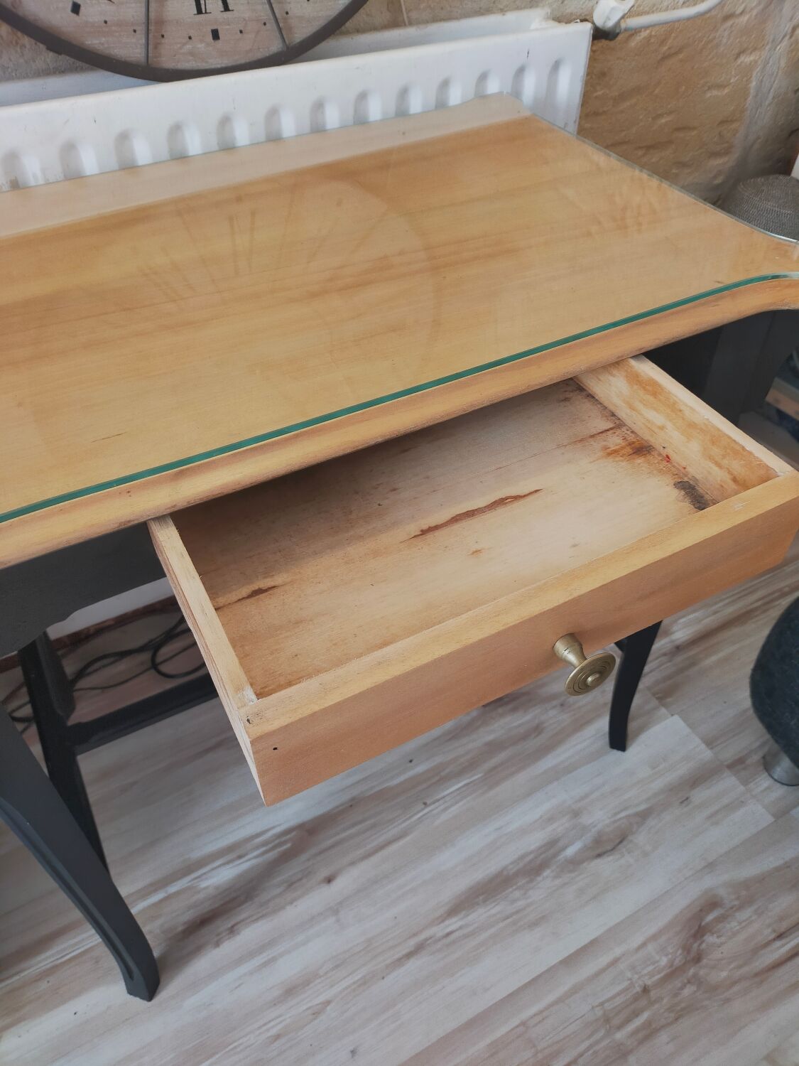 Console revamped in wood and black – chic country style – with glass top.