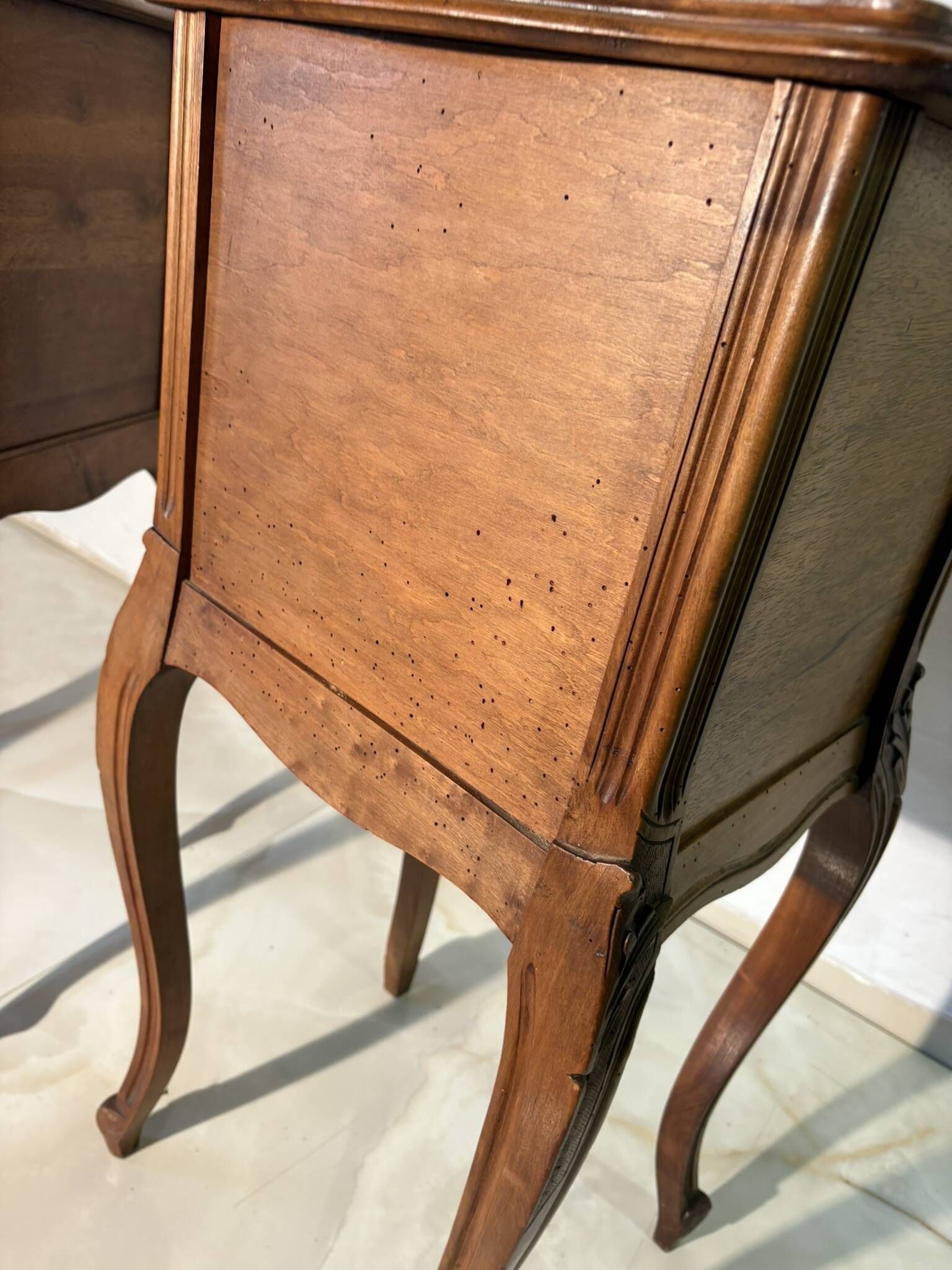 Pair of antique bedside tables with marble top and ceramic niche