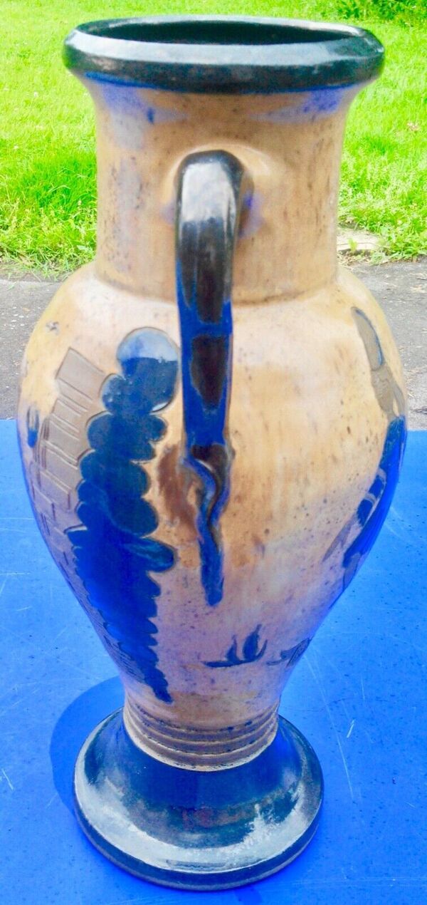 Vase breton ancien en grès décor couple breton et vue d'Auray signé