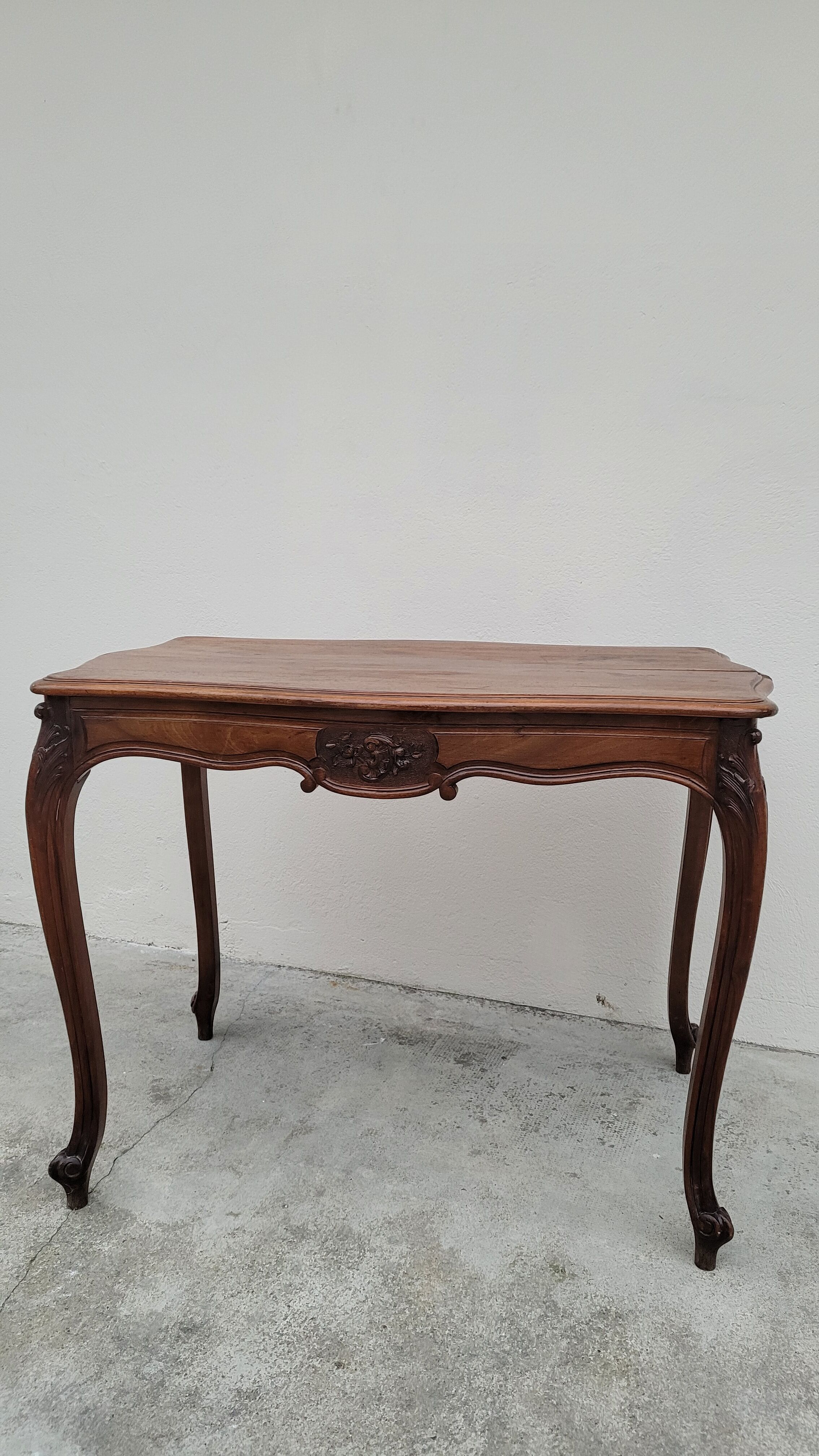 Table de milieu de style Louis XV en noyer massif