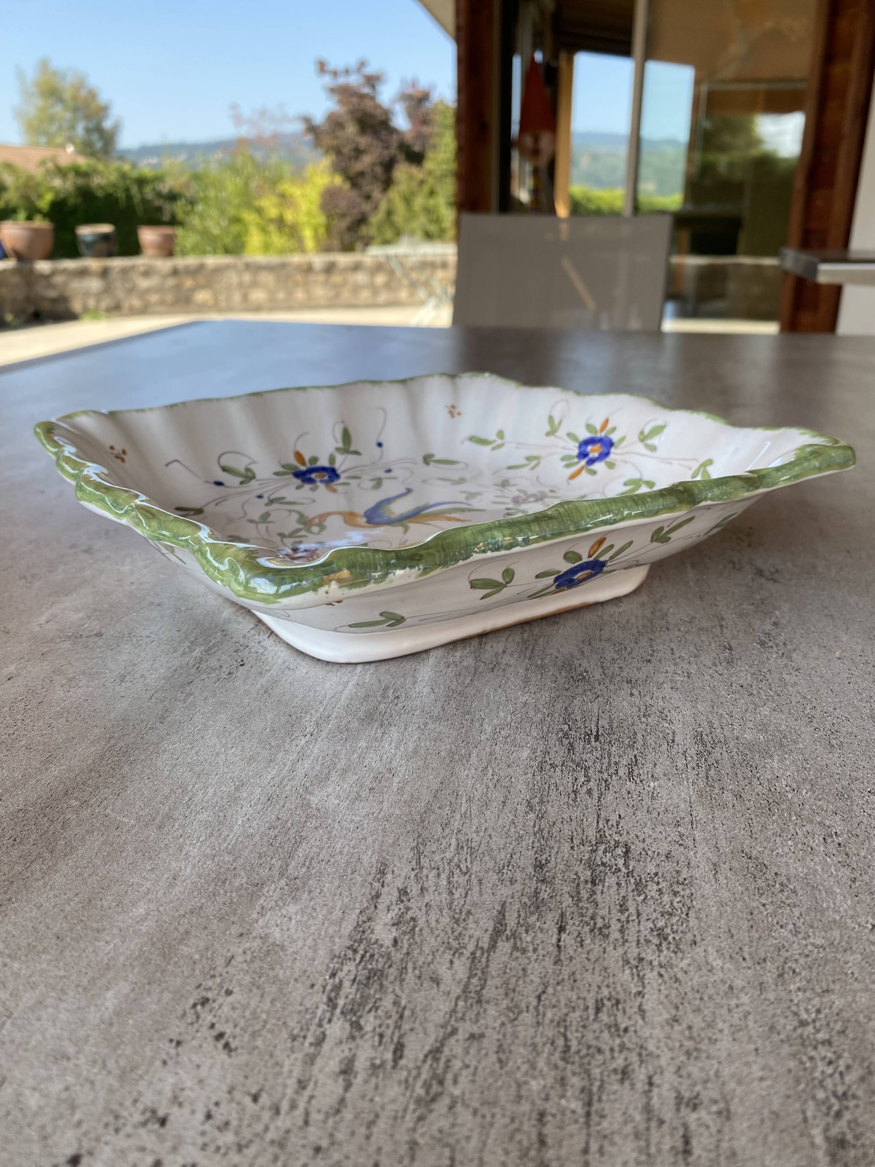 Petit plat décoratif carré et creux en porcelaine de Moustiers