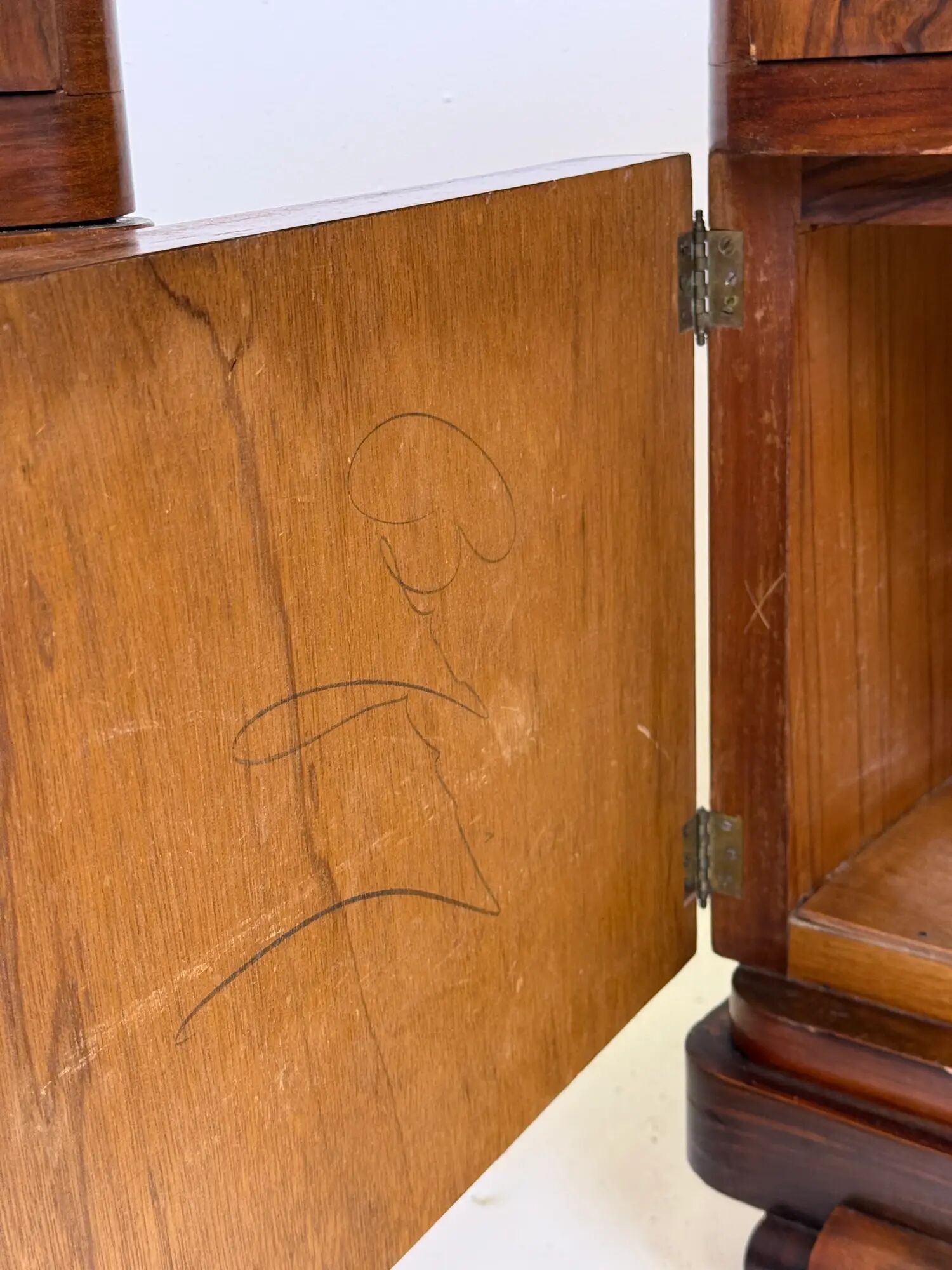 Pair of Art Deco bedside tables in walnut — Italy, 1930-1940