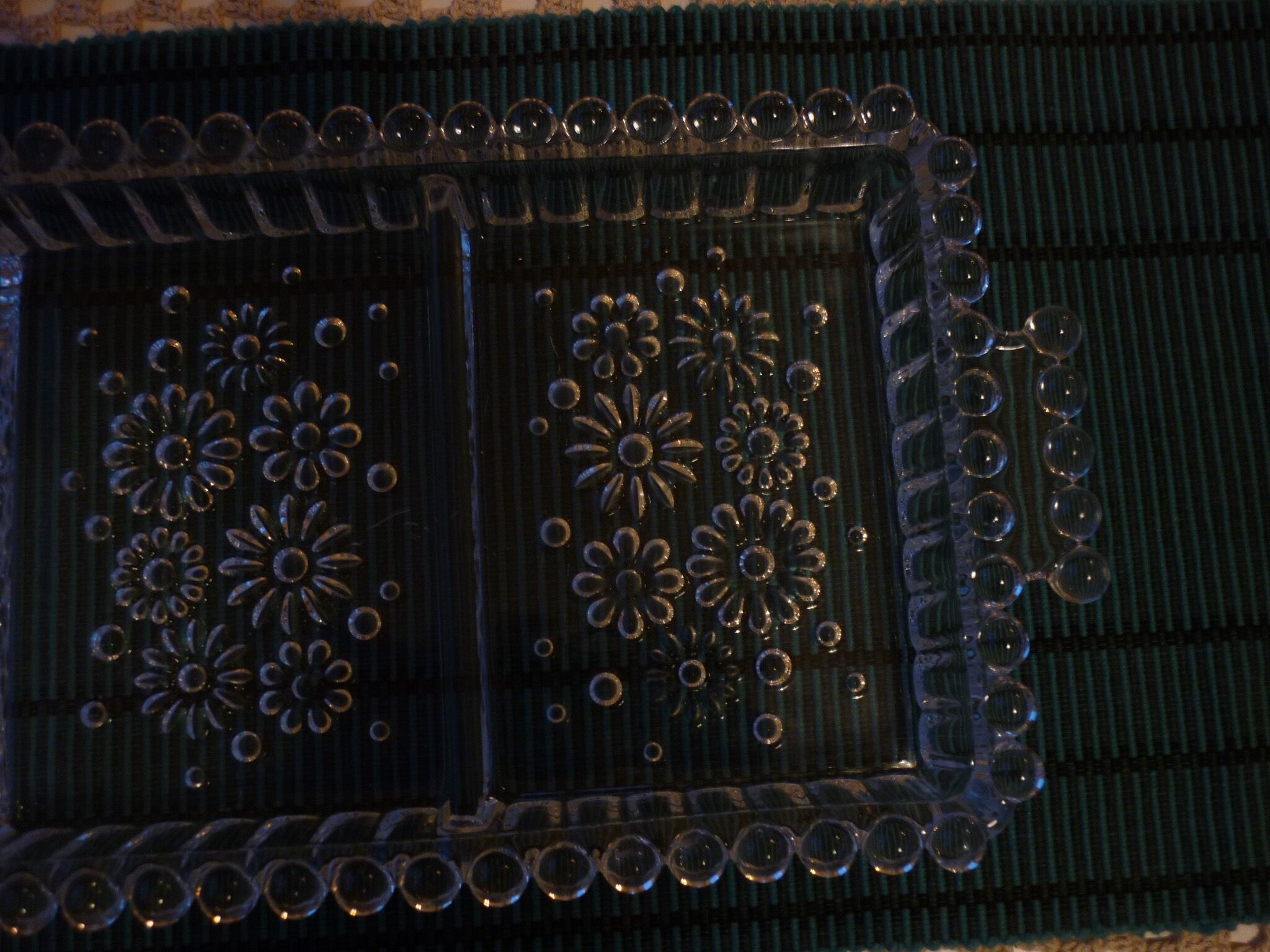 Antique dish in chiseled glass with pearls