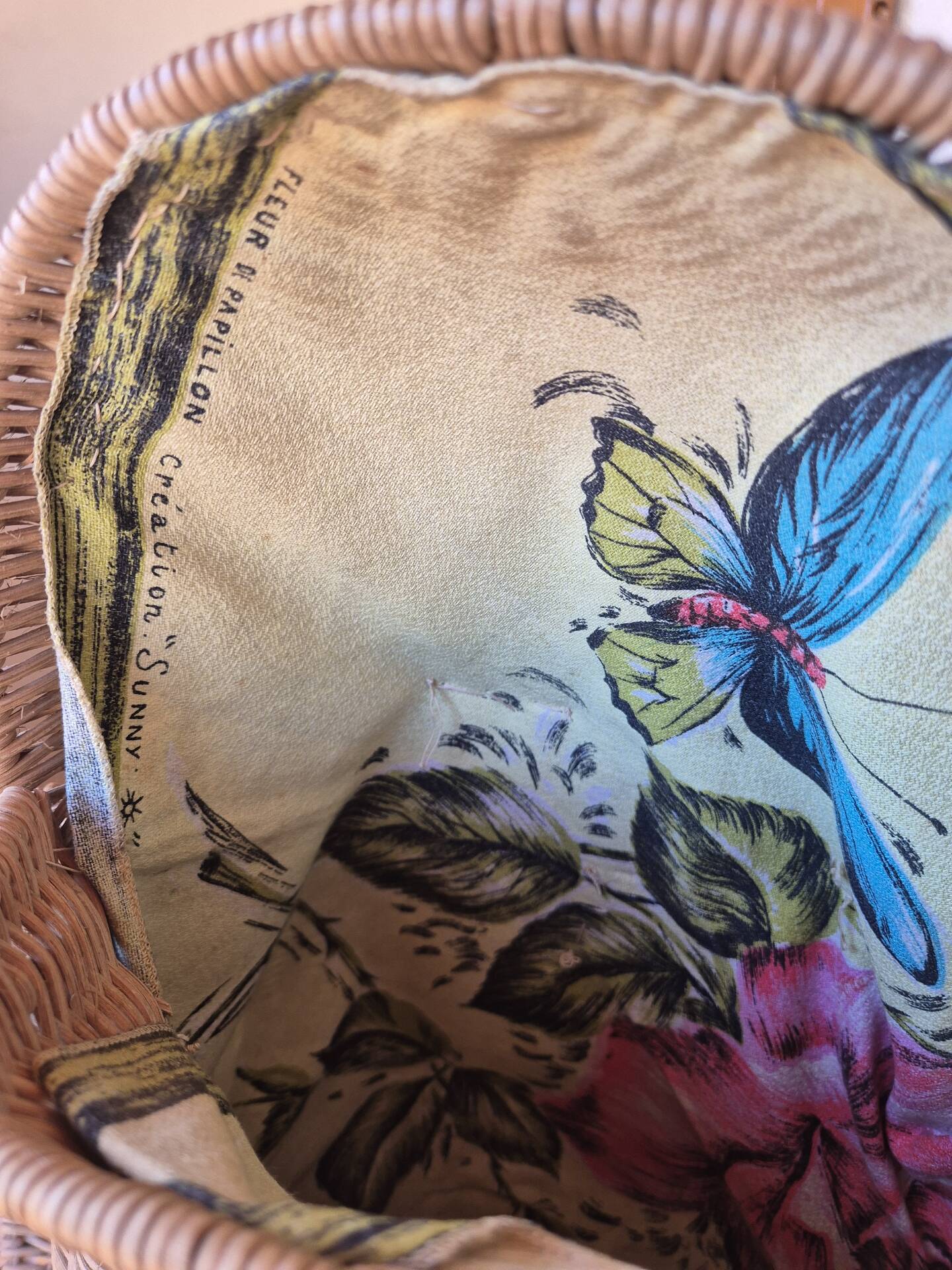 Large vintage 1970s frog magazine rack in rattan — Original fabric