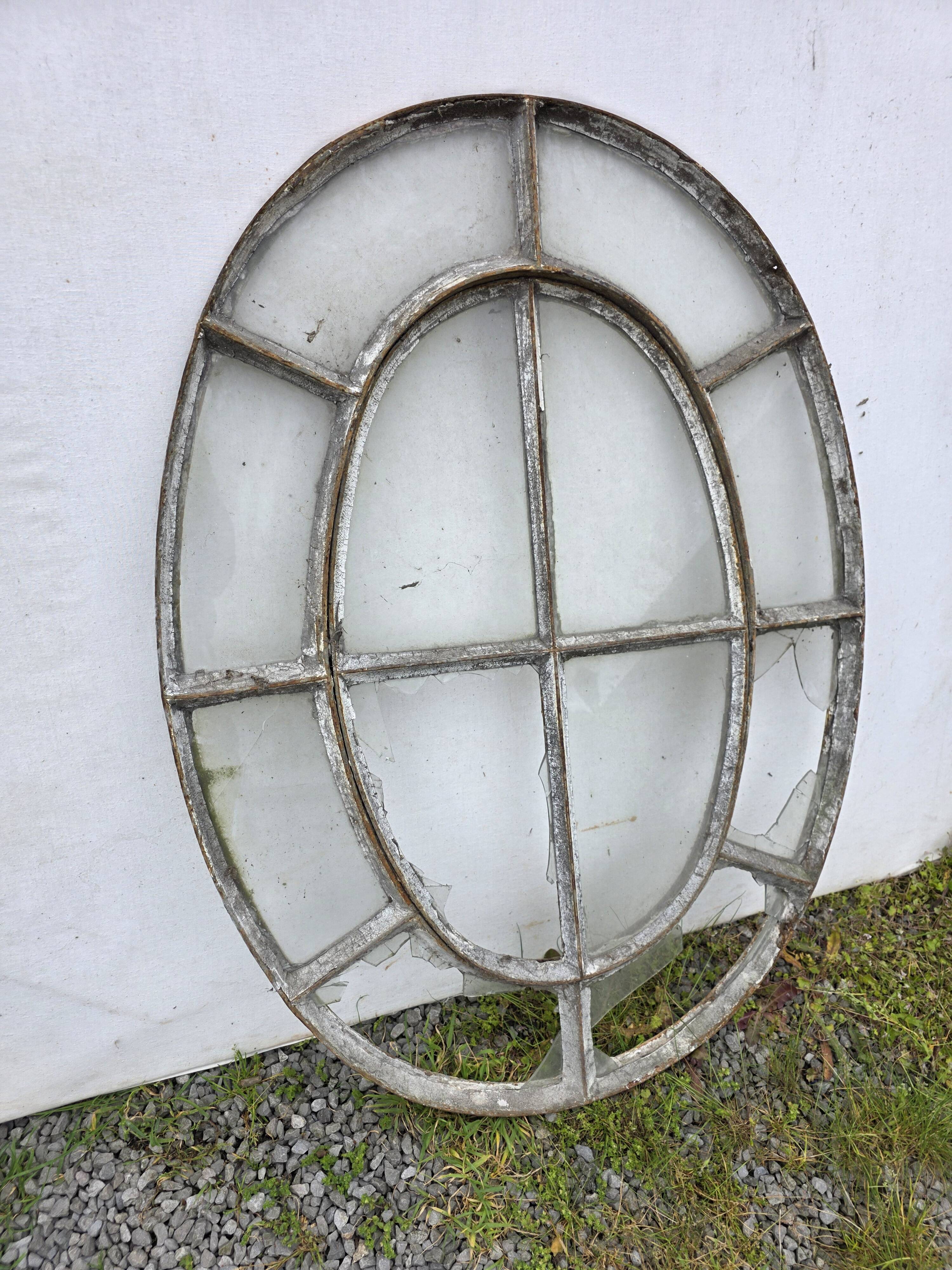 Bull's-eye window from the 19th century in iron (with opening).