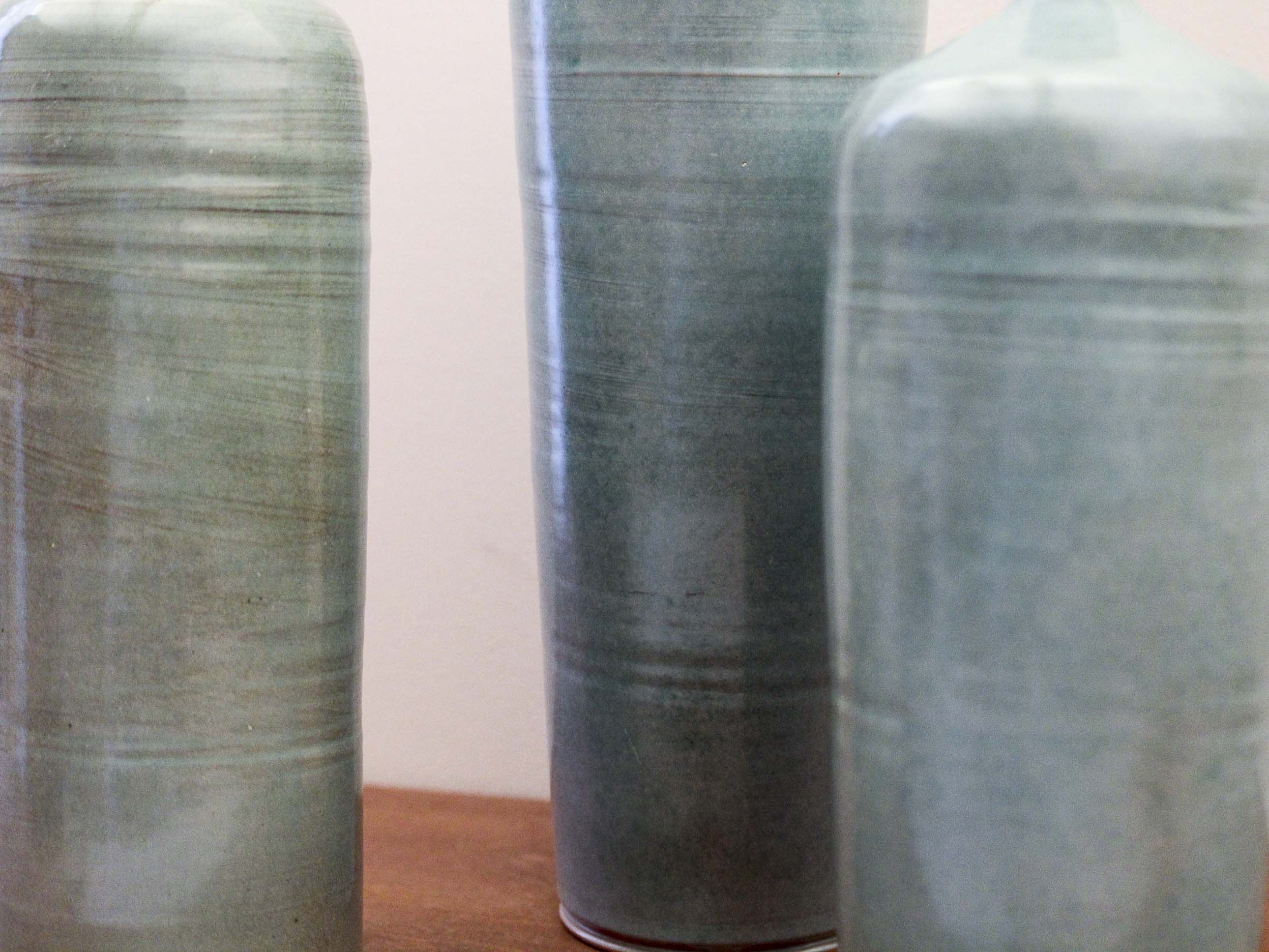 Trio de vases soliflores bouteilles en céramique emaillé