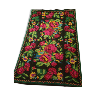 Couleurs étonnantes et conception florale, tapis de laine handwoven, fond noir avec de grandes roses foncées et roses 230x148 cm
