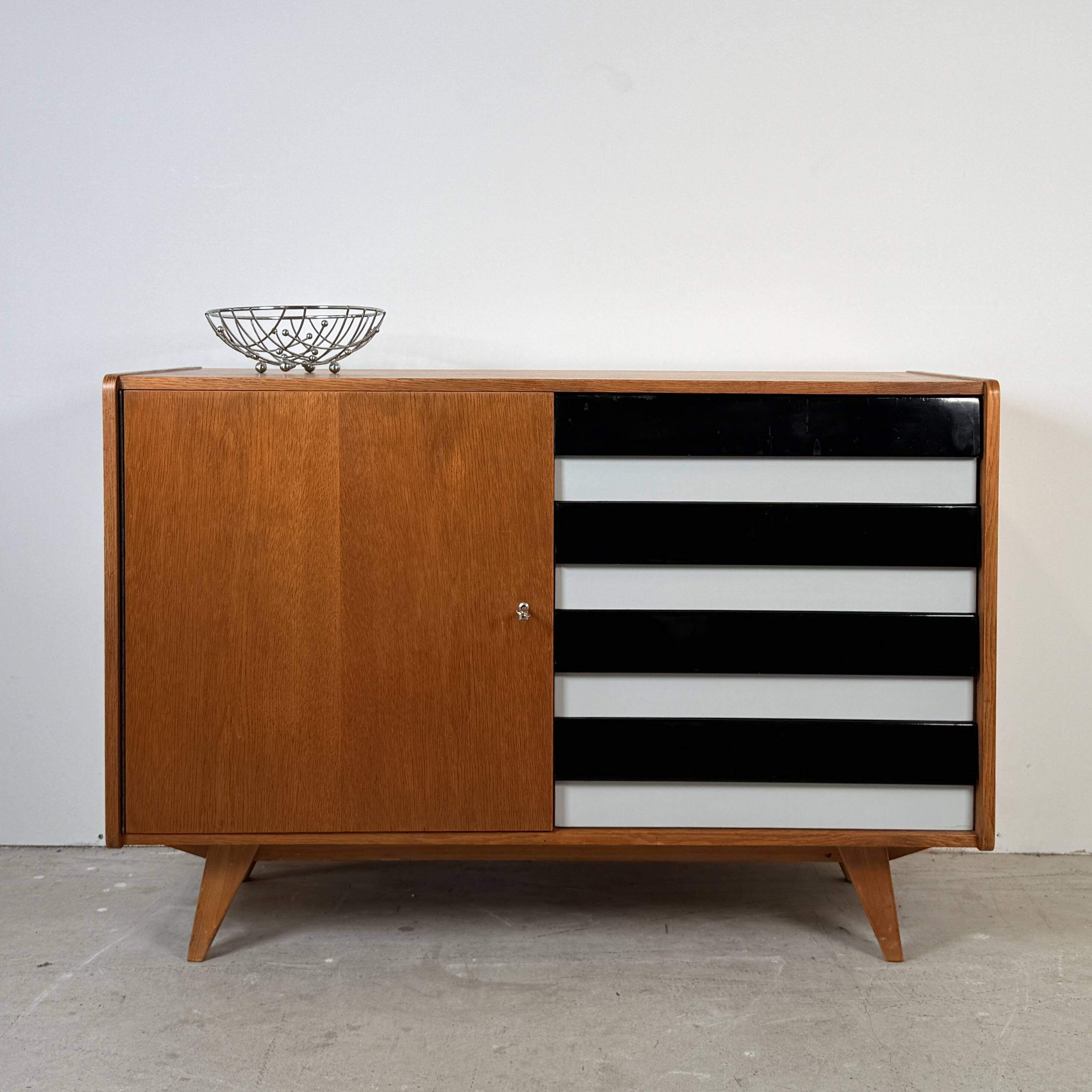 Buffet U458 de Jiří Jiroutek, tiroirs noir et blanc.
