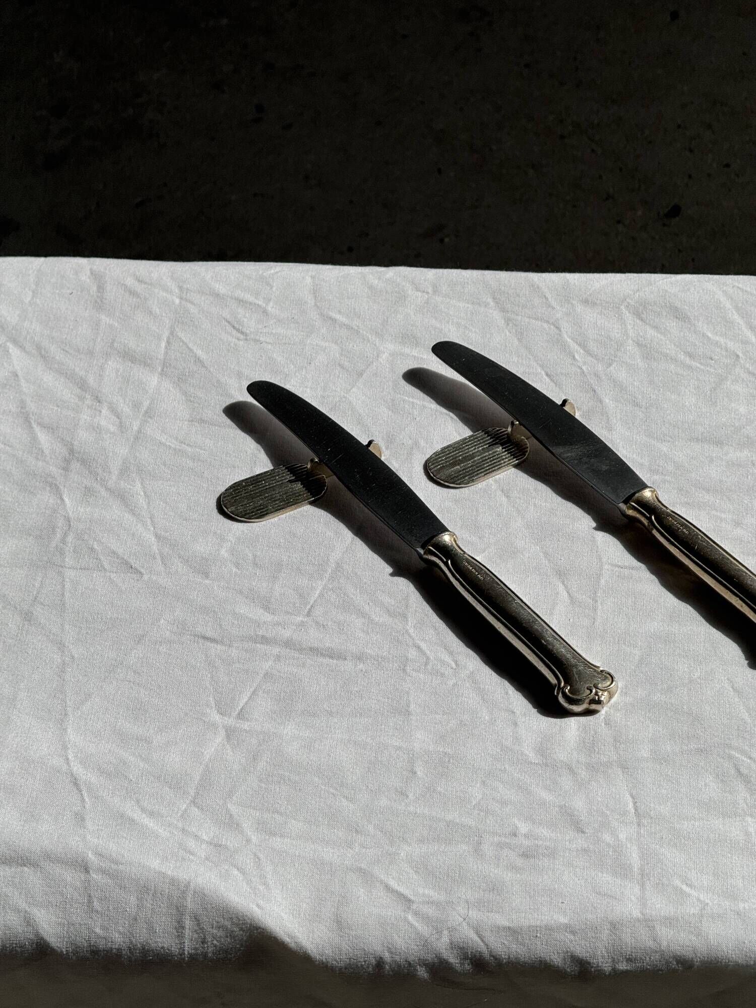 Lot de 11 couteaux anciens en acier inoxydable manches plaqués argent