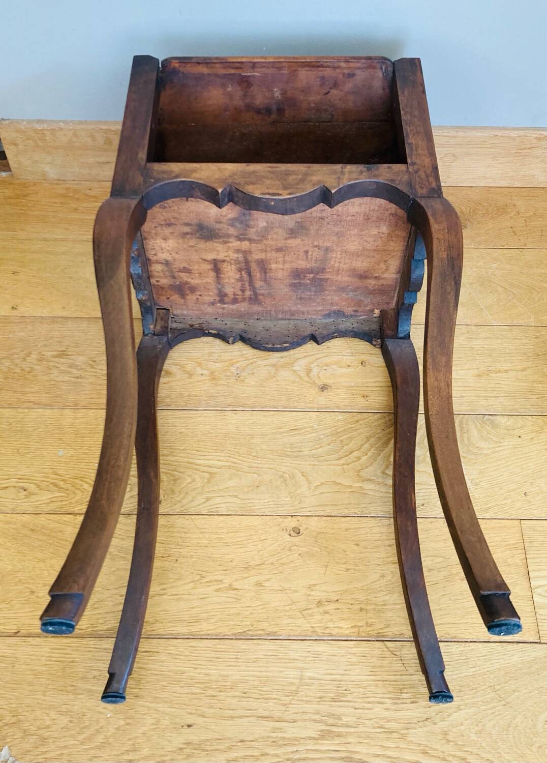 Louis XV bedside table or snack table, 18th century, quadrilobed side openings