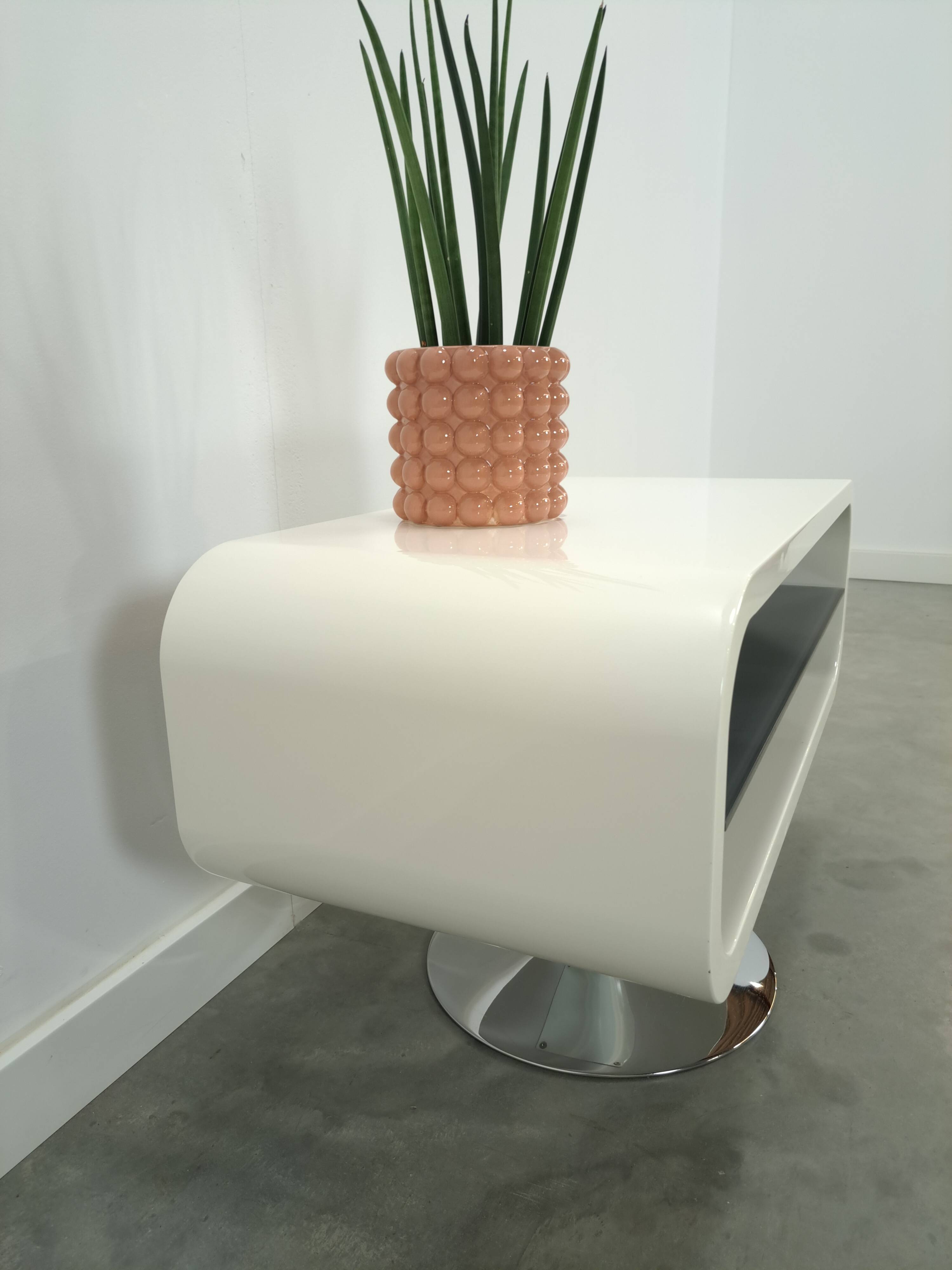 Witte tafel met afgeronde hoeken en glassen blade, tv meubel