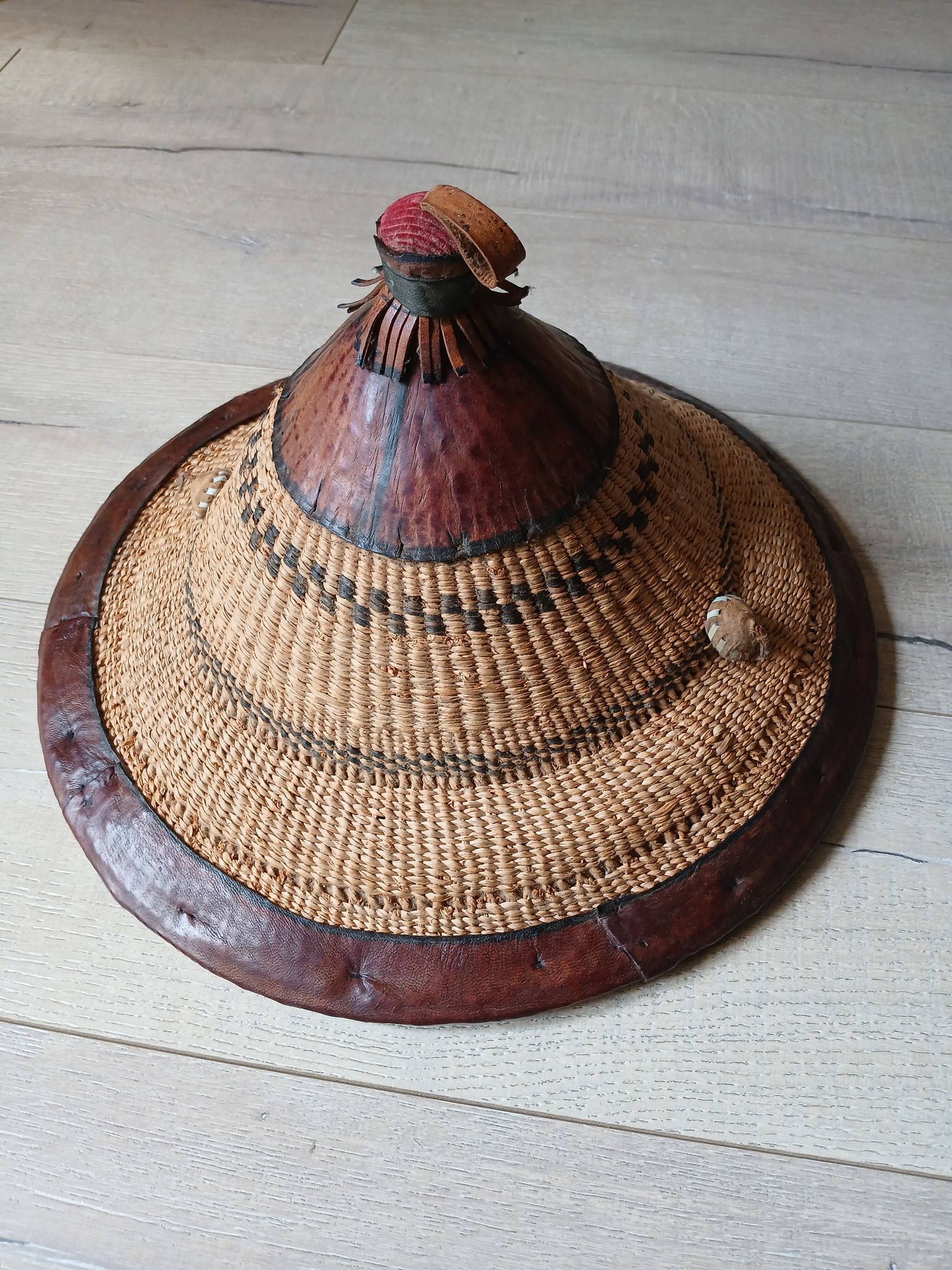 Chapeau africain ancien artisanal