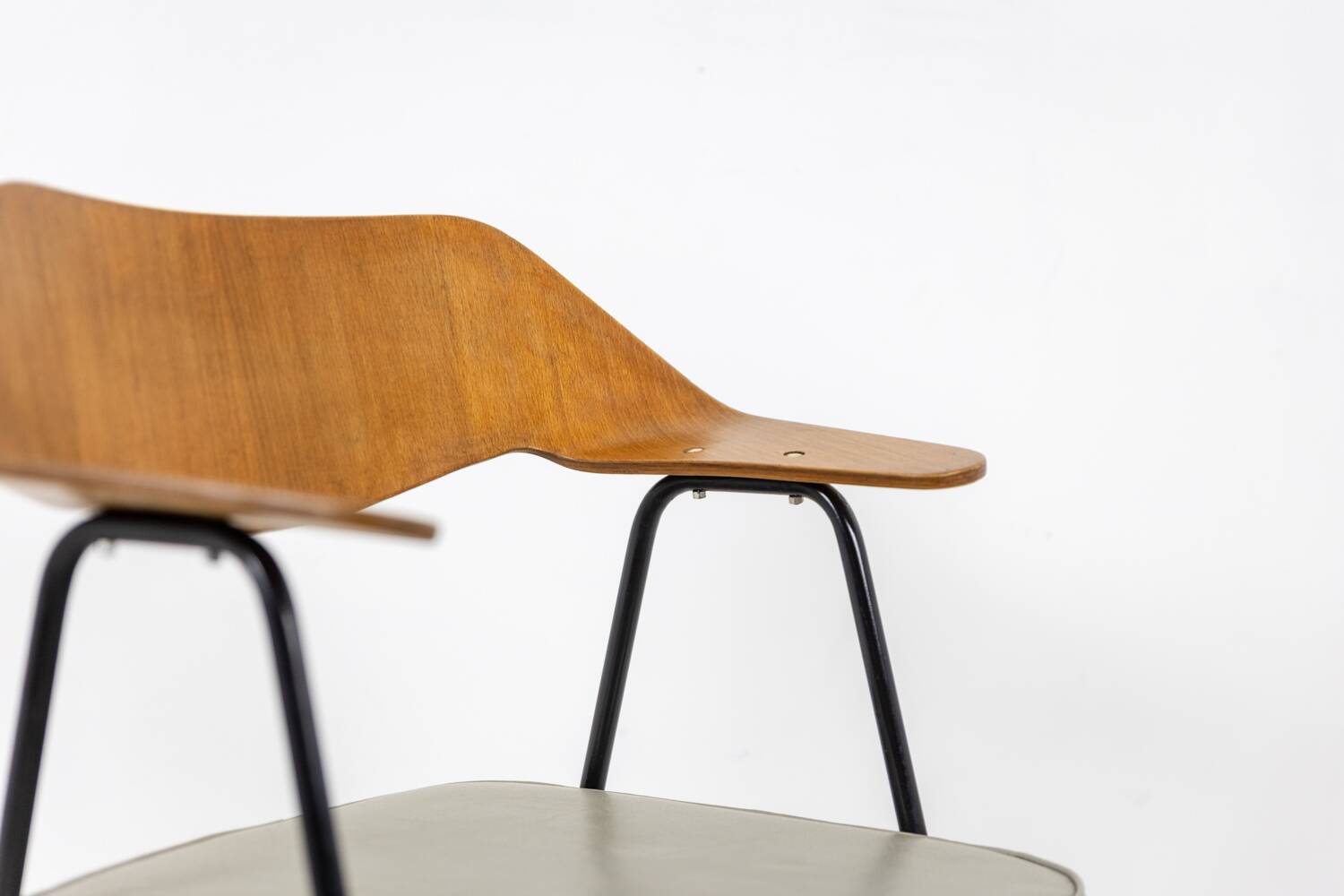 Robin Day. Thermoformed wooden office chair. Airborne circa 1950-60
