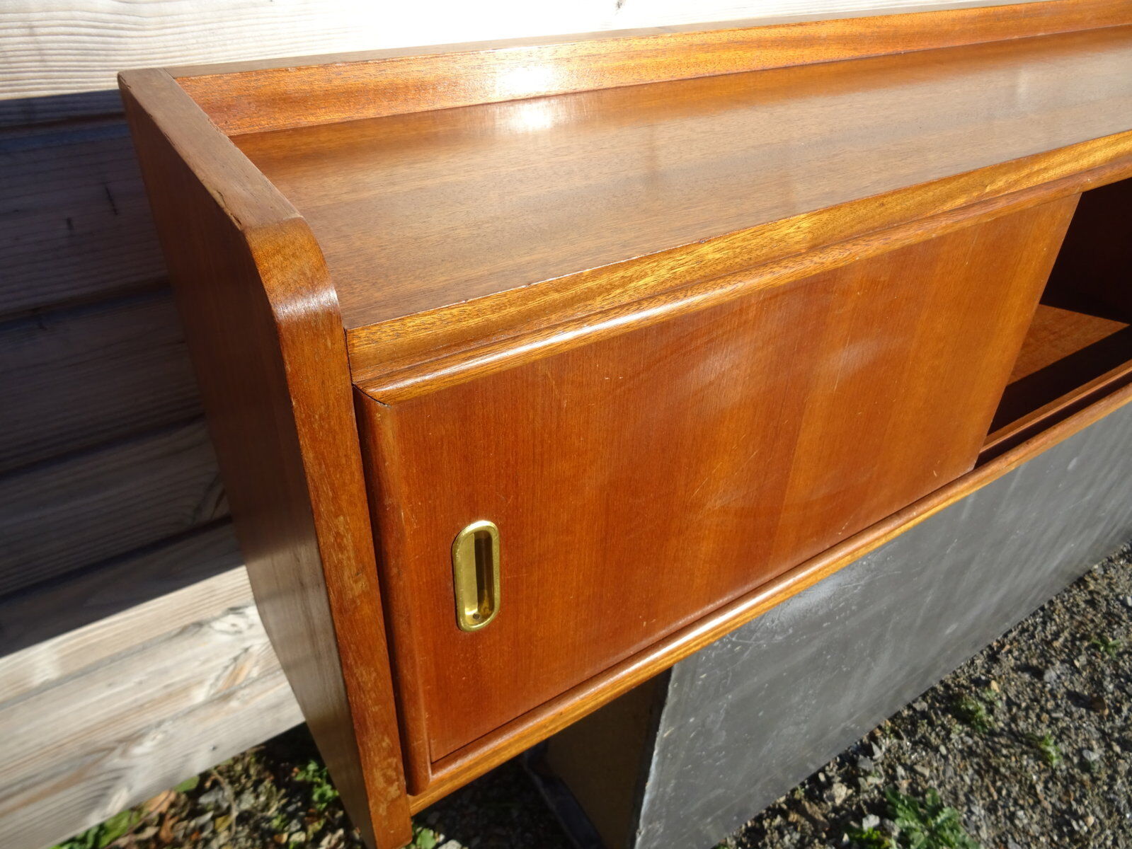 Cozy shelf 50s sliding doors