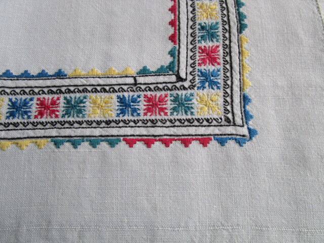 Small vintage embroidered tea tablecloth 60x60cm + 6 matching napkins.