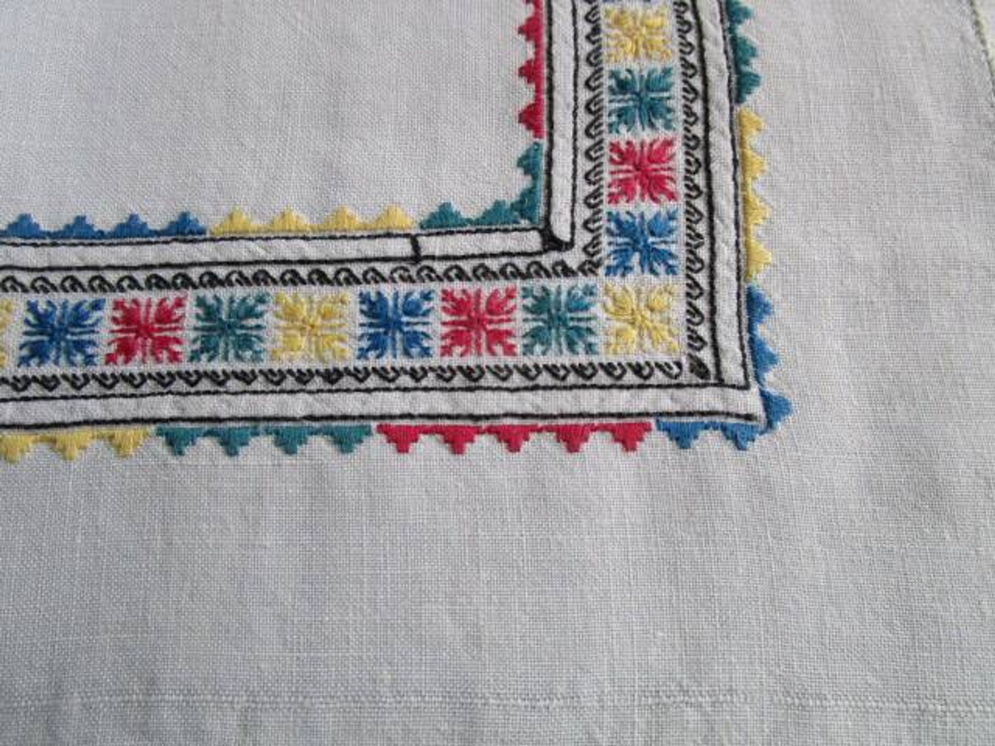 Petite nappe a thé ancienne brodée 60x60cm+6 serviettes assorties