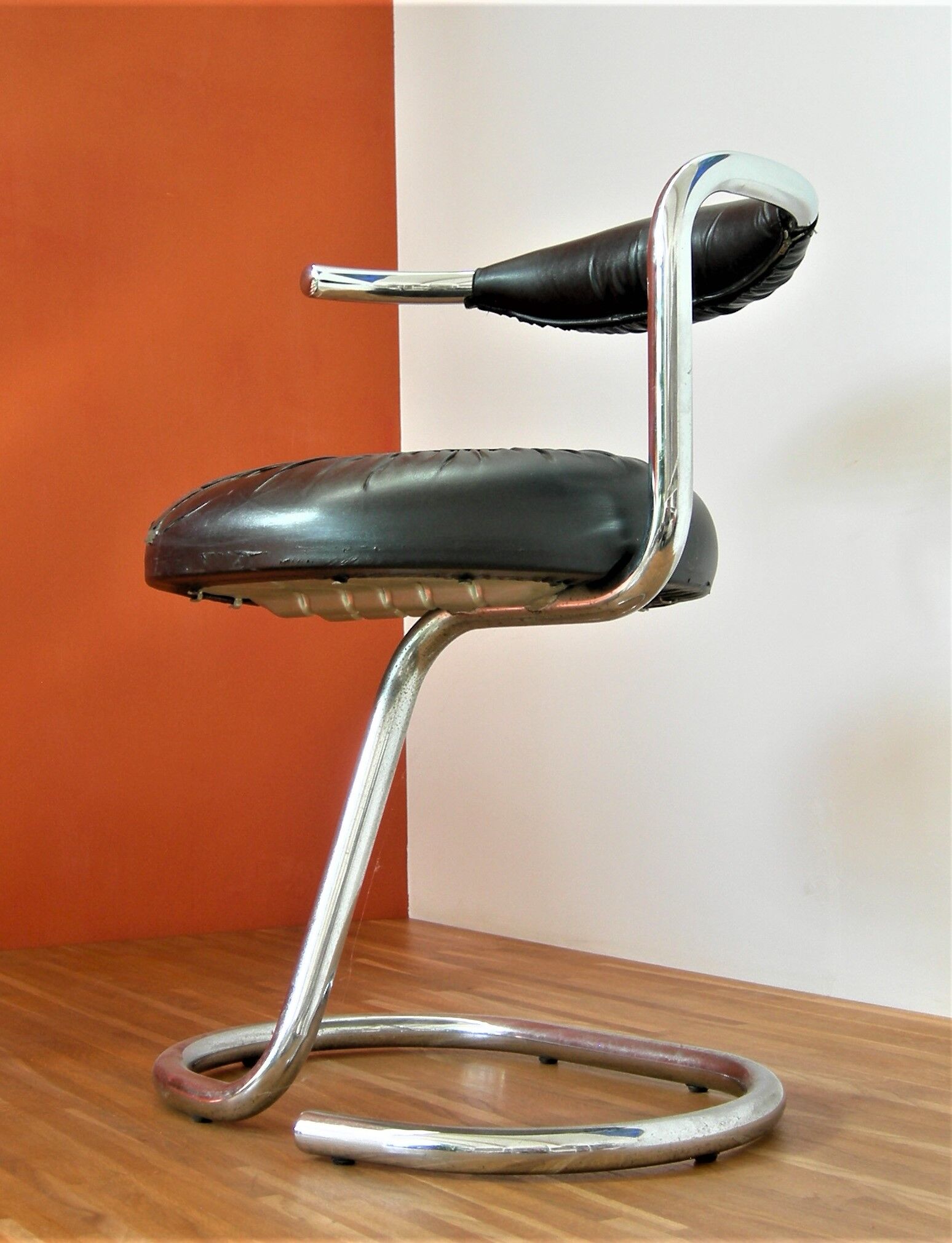 Suite of 4 Cobra chairs by Giotto Stoppino