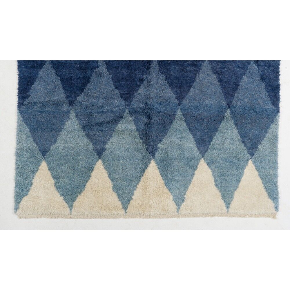 Tapis en laine contemporain avec des diamants bleus entrelacés.