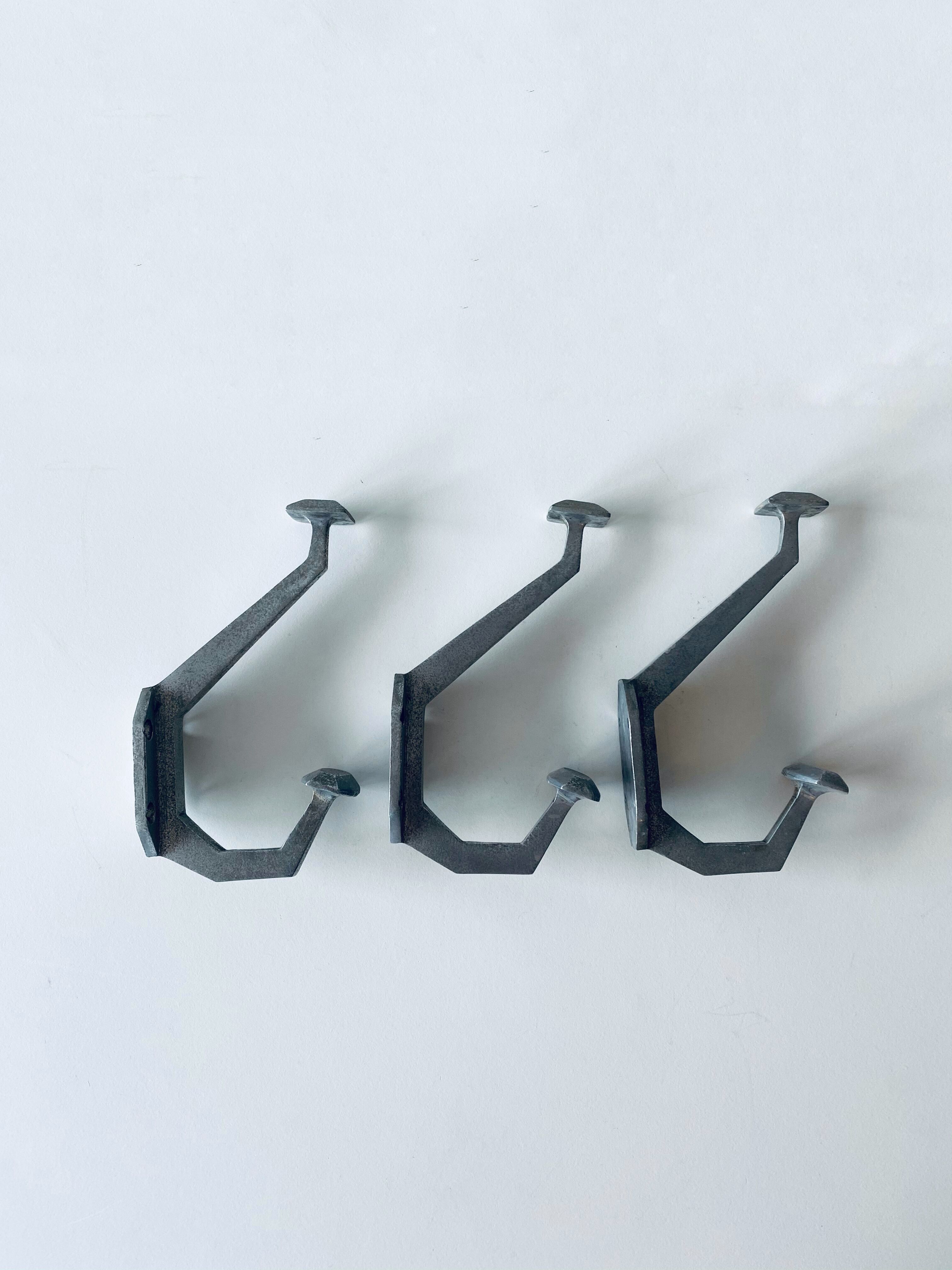 Lot de 3 patères anciennes en aluminium