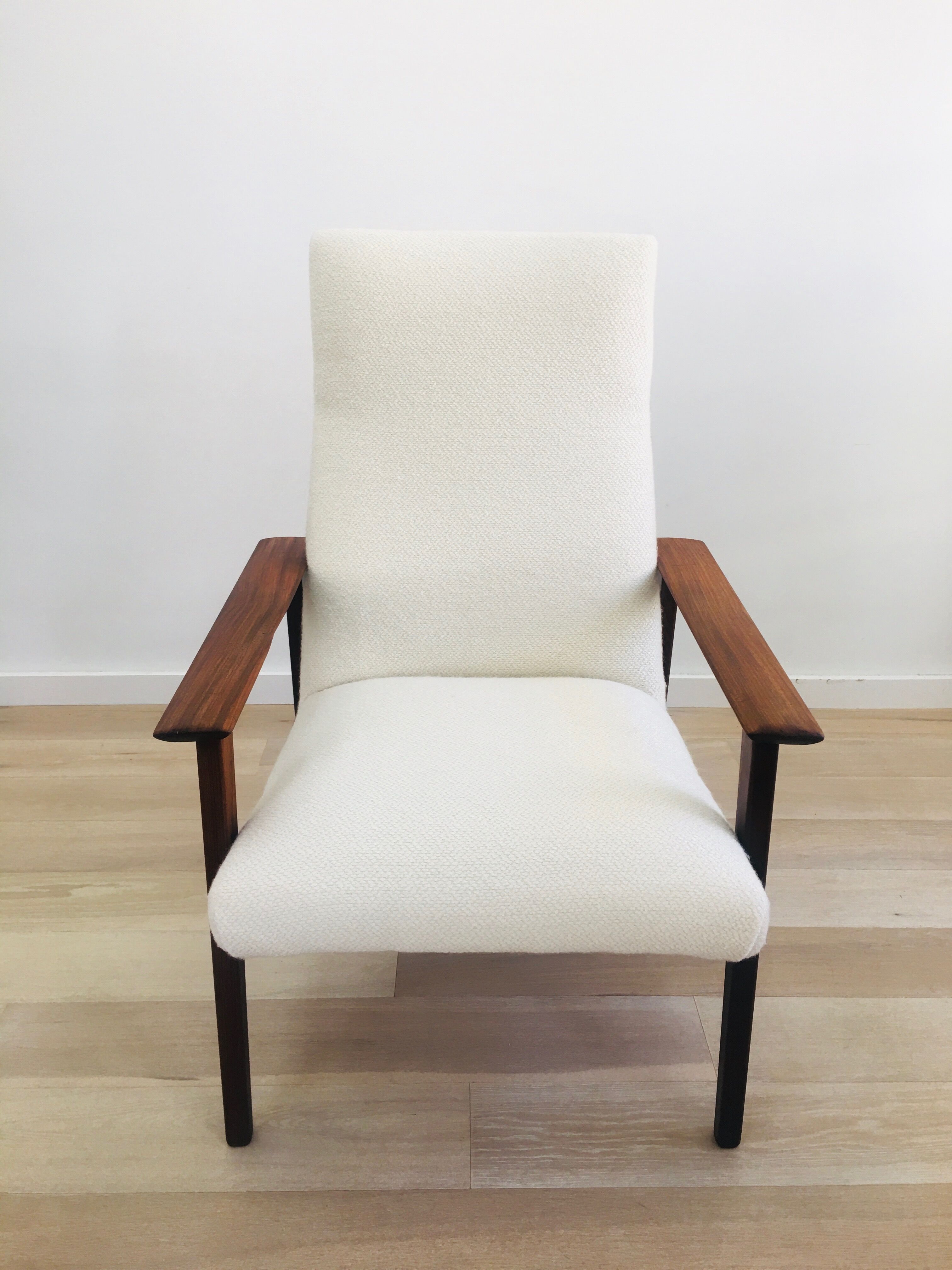 Scandinavian armchair with Lelièvre ecru buckle fabric