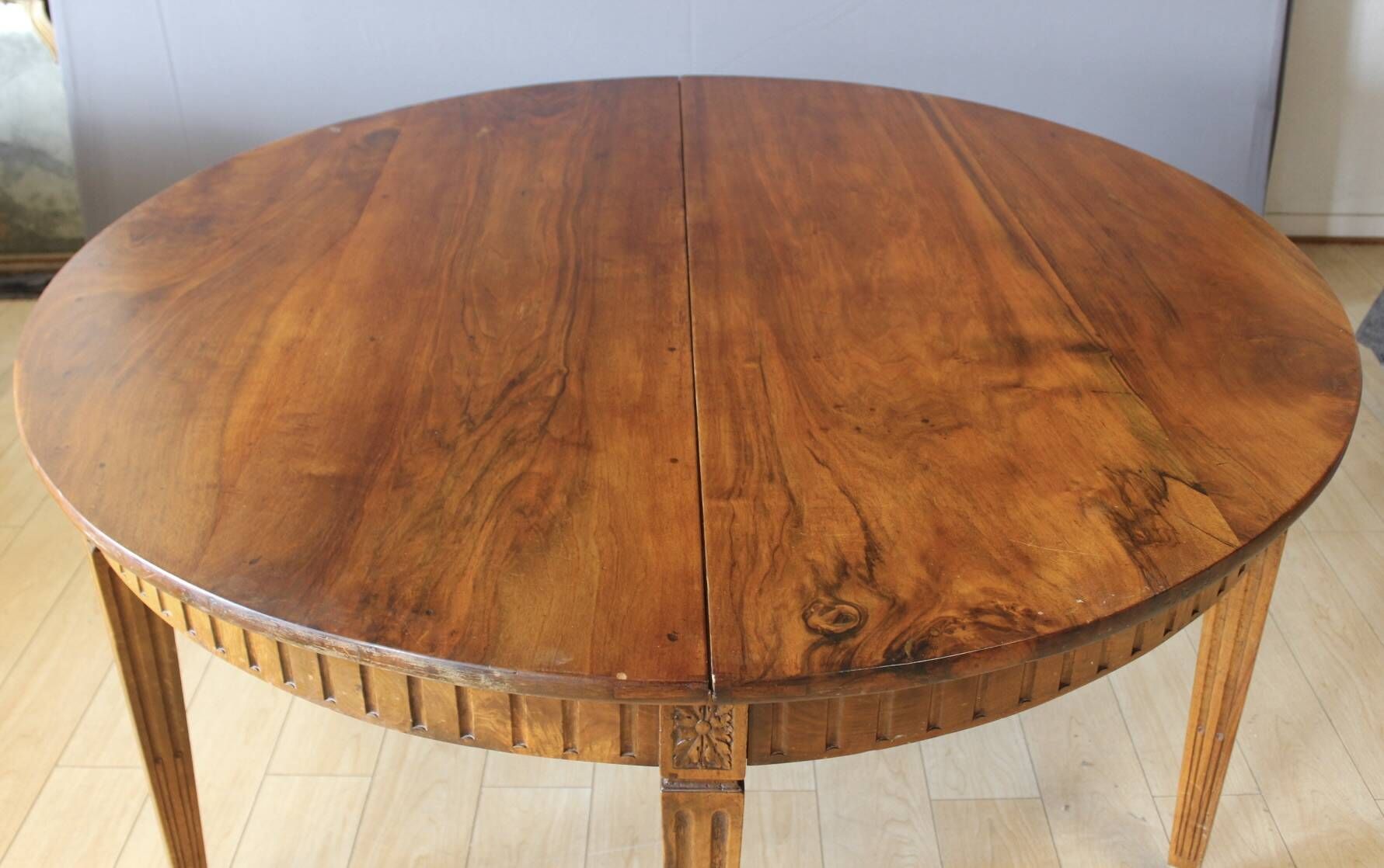 Louis XVI belt table with extensions in walnut, 19th century.