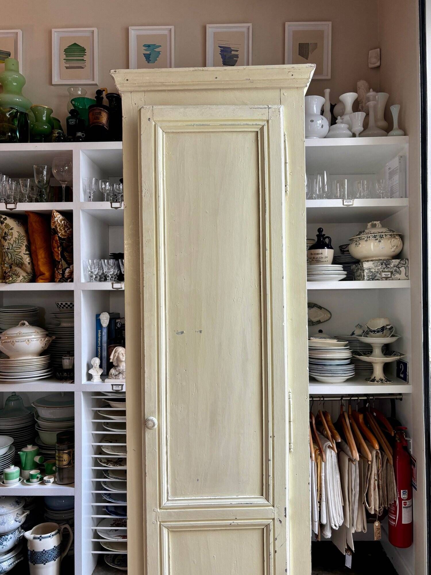 Standing man, cabinet with 1 door, 3 shelves in beige wood
