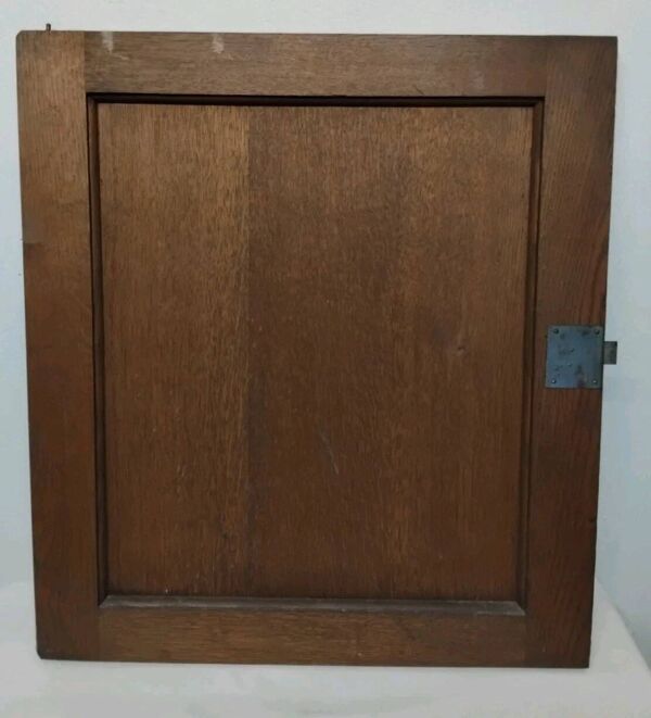 Paire d'anciennes portes en bois chêne sculpté