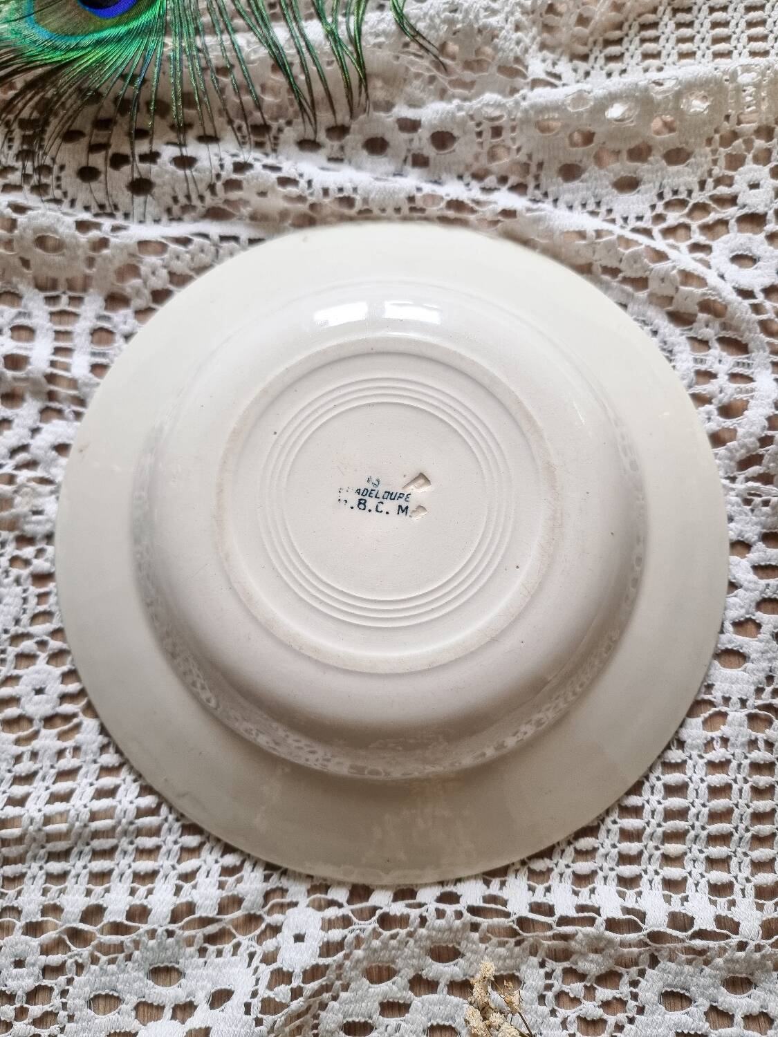 Assiette creuse en terre de fer, Saint Amand, modèle Guadeloupe