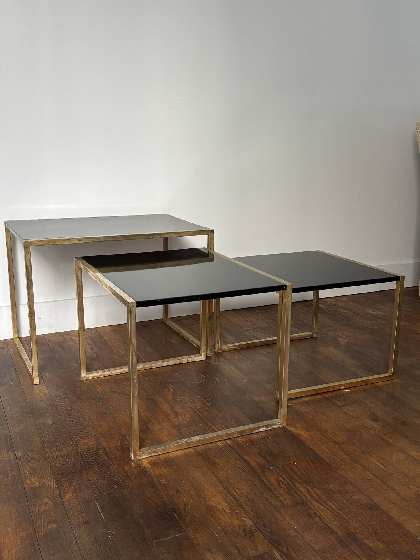 Tables gigognes en métal doré