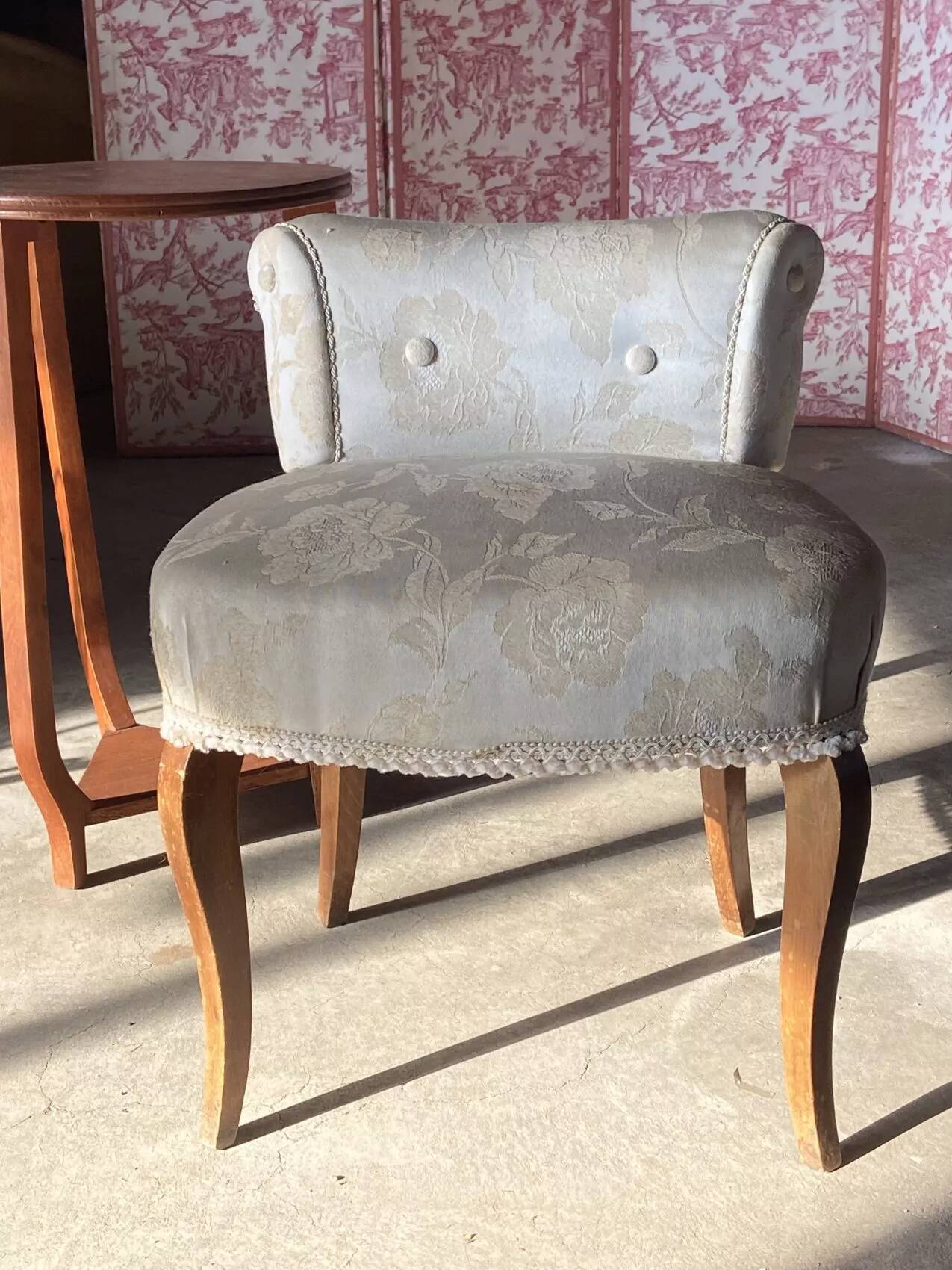 Petit siège de coiffeuse – Fauteuil vintage années 50 Chintz ivoire