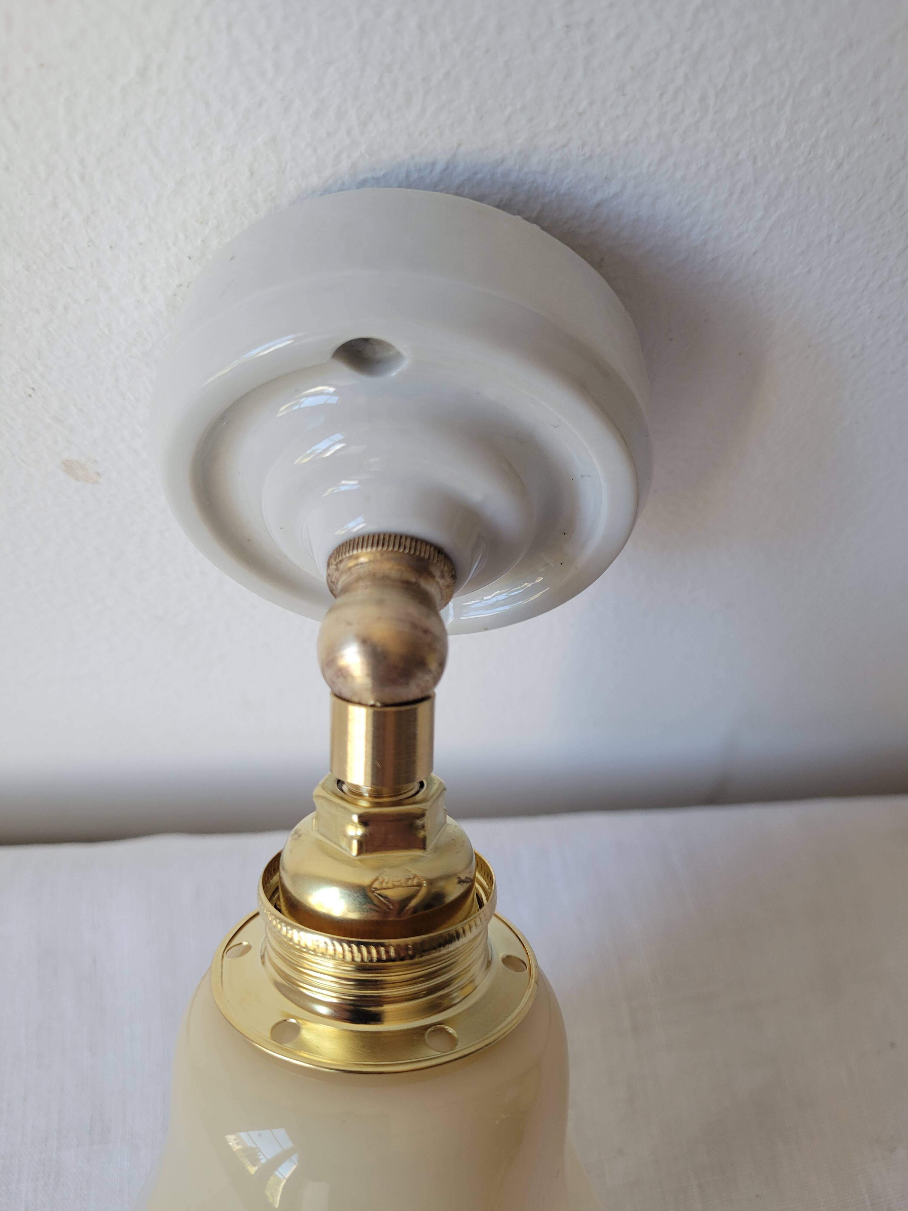 Art Deco wall lamp in porcelain and opaline