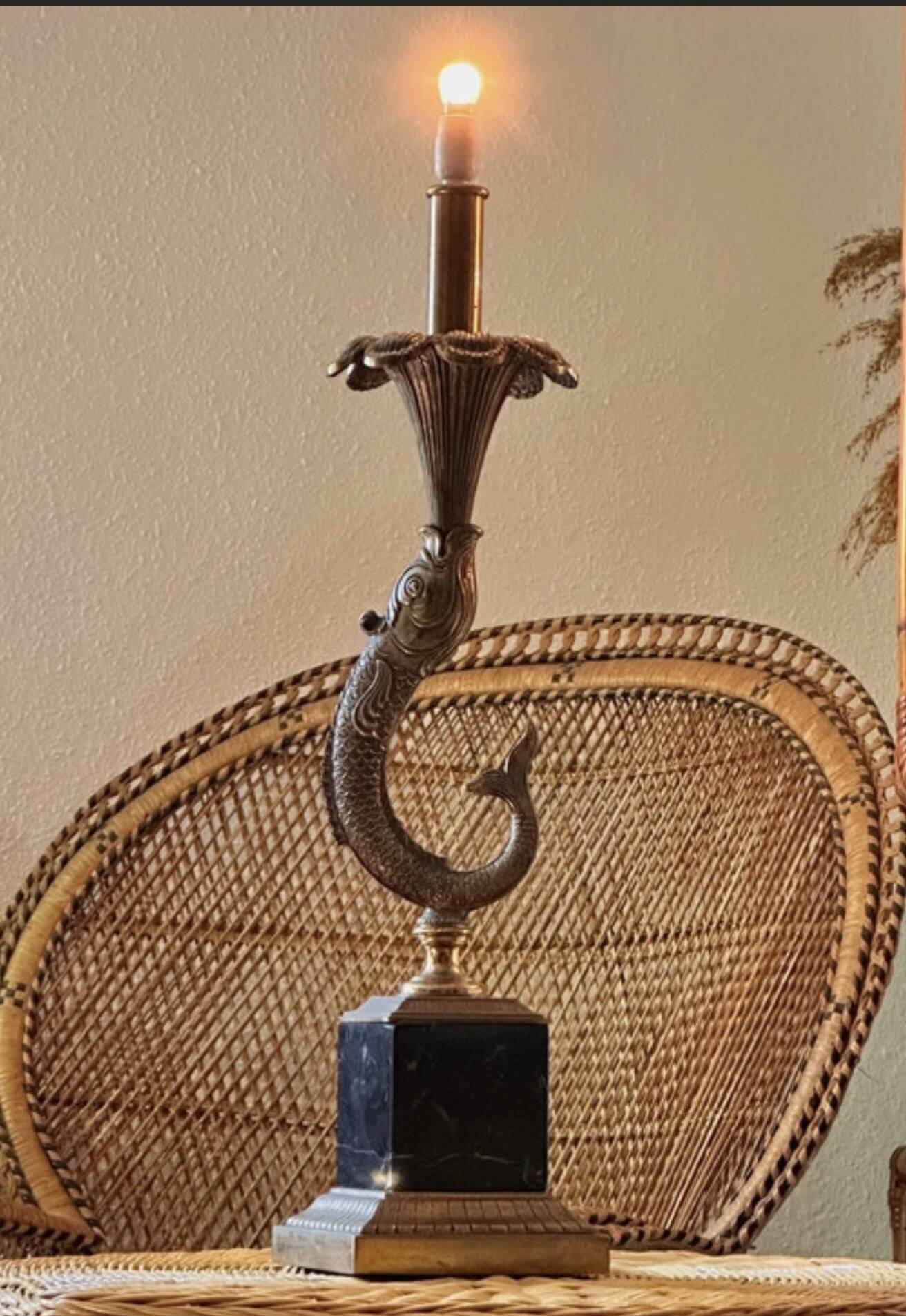 Lampe sculpturale vintage avec dauphin en bronze sur base en marbre noir -Holl