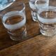 Lot de 8 verres granités blancs